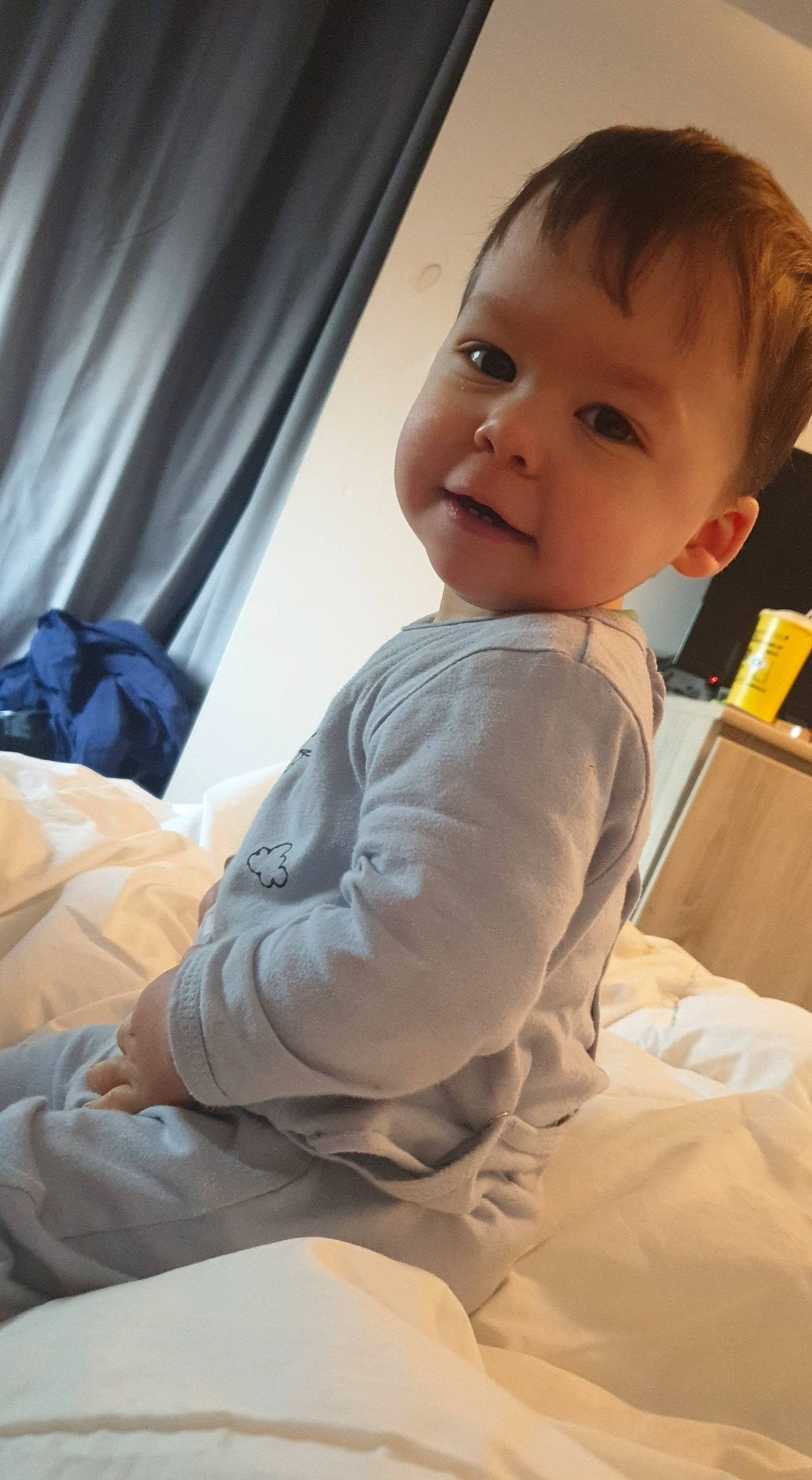 Enzo participe au concours pour gagner de l'argent avec cette photo : baby, baby_toddler_clothing, blond, cheek, comfort, curtain, elbow, finger, flooring, hair, head, human_leg, knee, mouth, nose, people, person, skin, sleeve, thigh