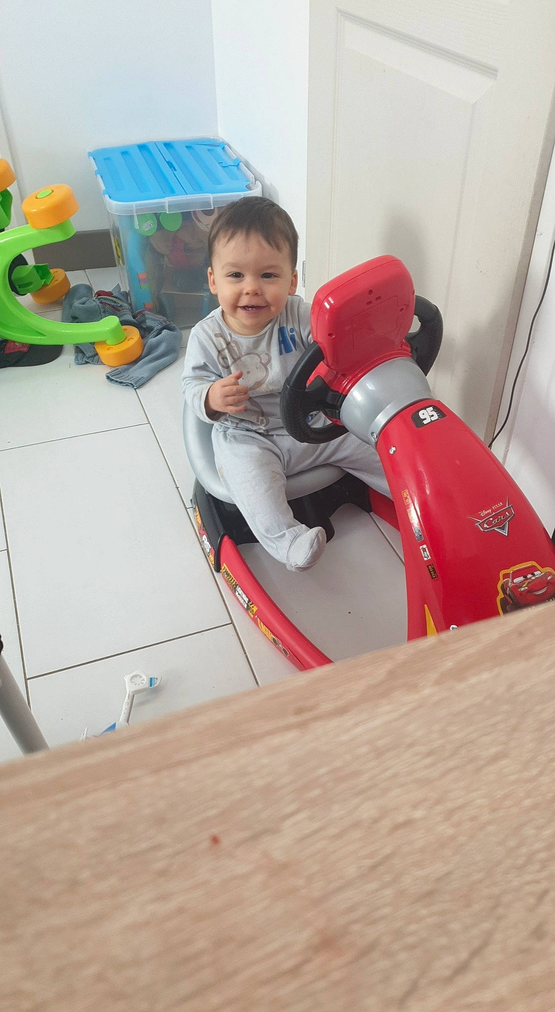Enzo a rejoint le concours — aidez-le/la à gagner de superbes lots ! baby, baby_toddler_clothing, carmine, child, comfort, engineering, flooring, fun, hardwood, head, joy, leisure, person, plastic, play, recreation, room, sitting, smile, t_shirt