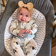 Julïa a rejoint le concours — aidez-le/la à gagner de superbes lots ! baby, child, infant, onesie, mickey_mouse, headband, bow, seat, baby_seat, smile, happy, hands, clothing, cute, indoor, soft, cushion, fabric, person, portrait