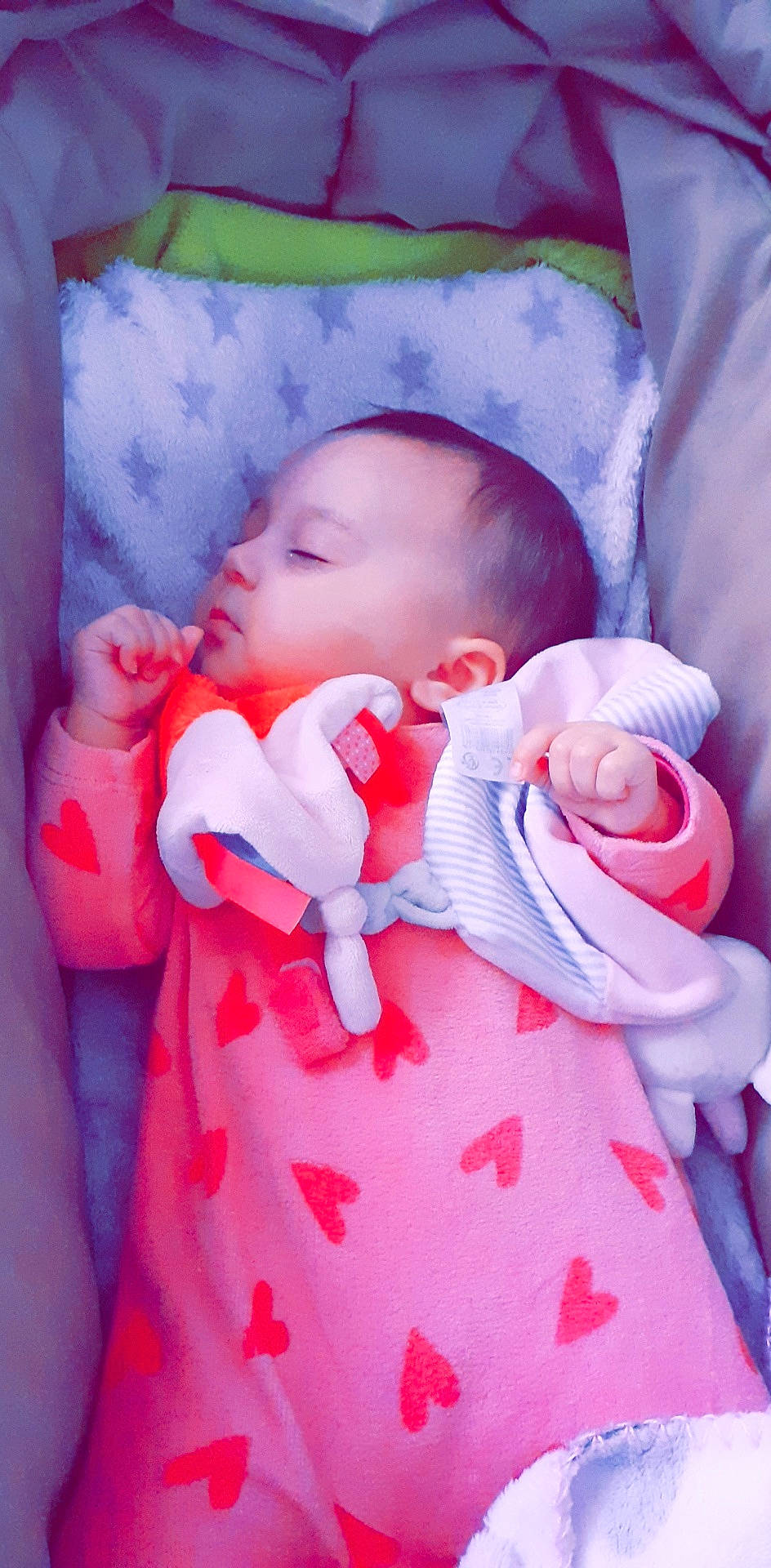 Sonia a rejoint le concours — aidez-le/la à gagner de superbes lots ! baby, baby_products, baby_sleeping, baby_toddler_clothing, bedtime, carmine, cheek, child, comfort, finger, linens, lip, nail, pattern, peach, person, pink, skin, sleeve, thumb