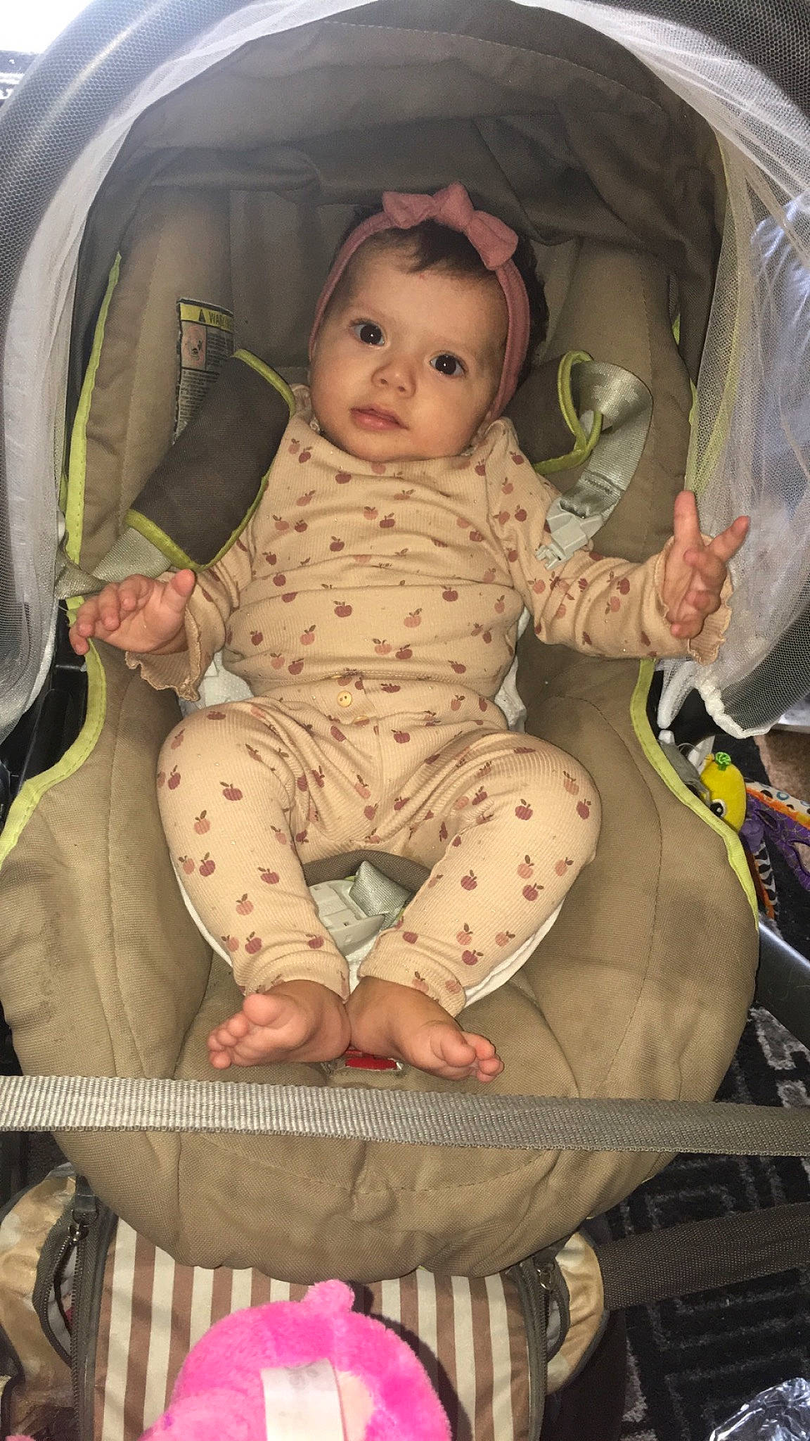 Juliana a rejoint le concours — aidez-le/la à gagner de superbes lots ! arm, baby, baby_carriage, baby_products, baby_safety, baby_toddler_clothing, cheek, comfort, eye, hand, head, human_body, infant_bed, person, pink, product, skin, sleeve, smile, textile