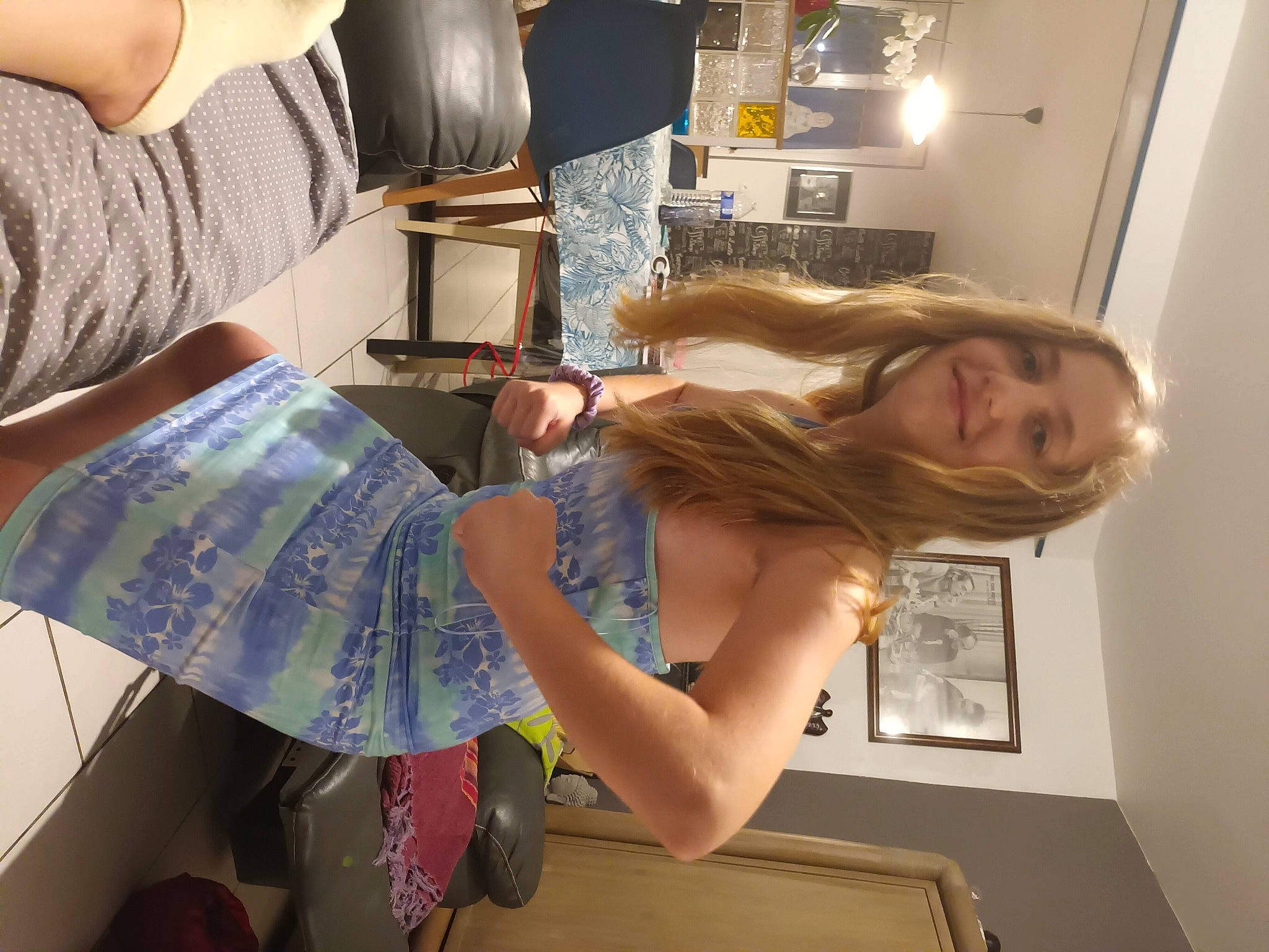 Alyssa a rejoint le concours — aidez-le/la à gagner de superbes lots ! arm, bag, chair, denim, elbow, eyewear, fashion_design, finger, fun, gesture, hand, human_leg, joint, joy, luggage_and_bags, person, room, sitting, thigh, visual_arts