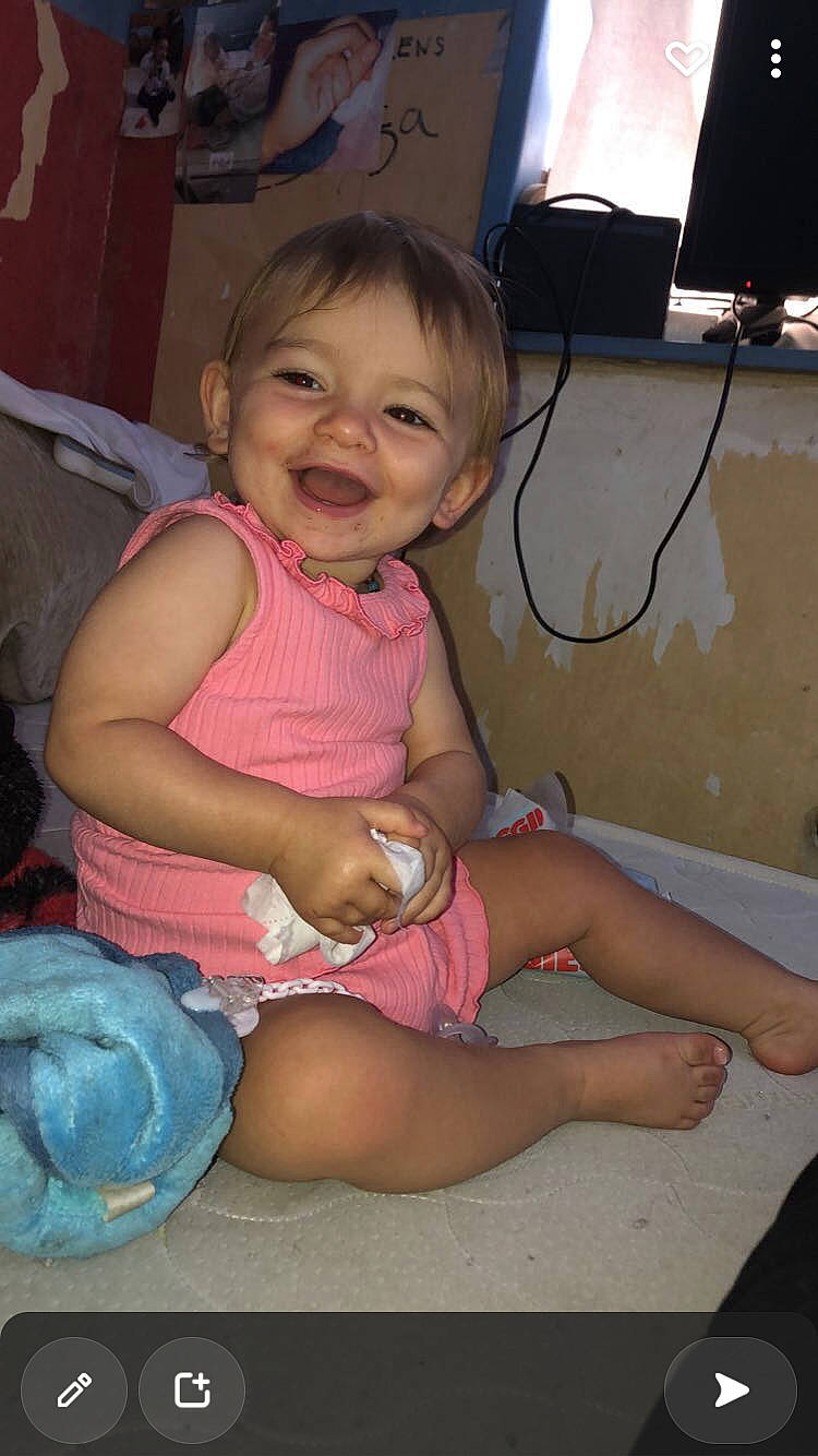 Hyliana a rejoint le concours — aidez-le/la à gagner de superbes lots ! arm, baby, baby_toddler_clothing, cheek, child, finger, fun, hand, happy, human_body, iris, joy, lap, leg, mouth, person, skin, smile, television, thigh