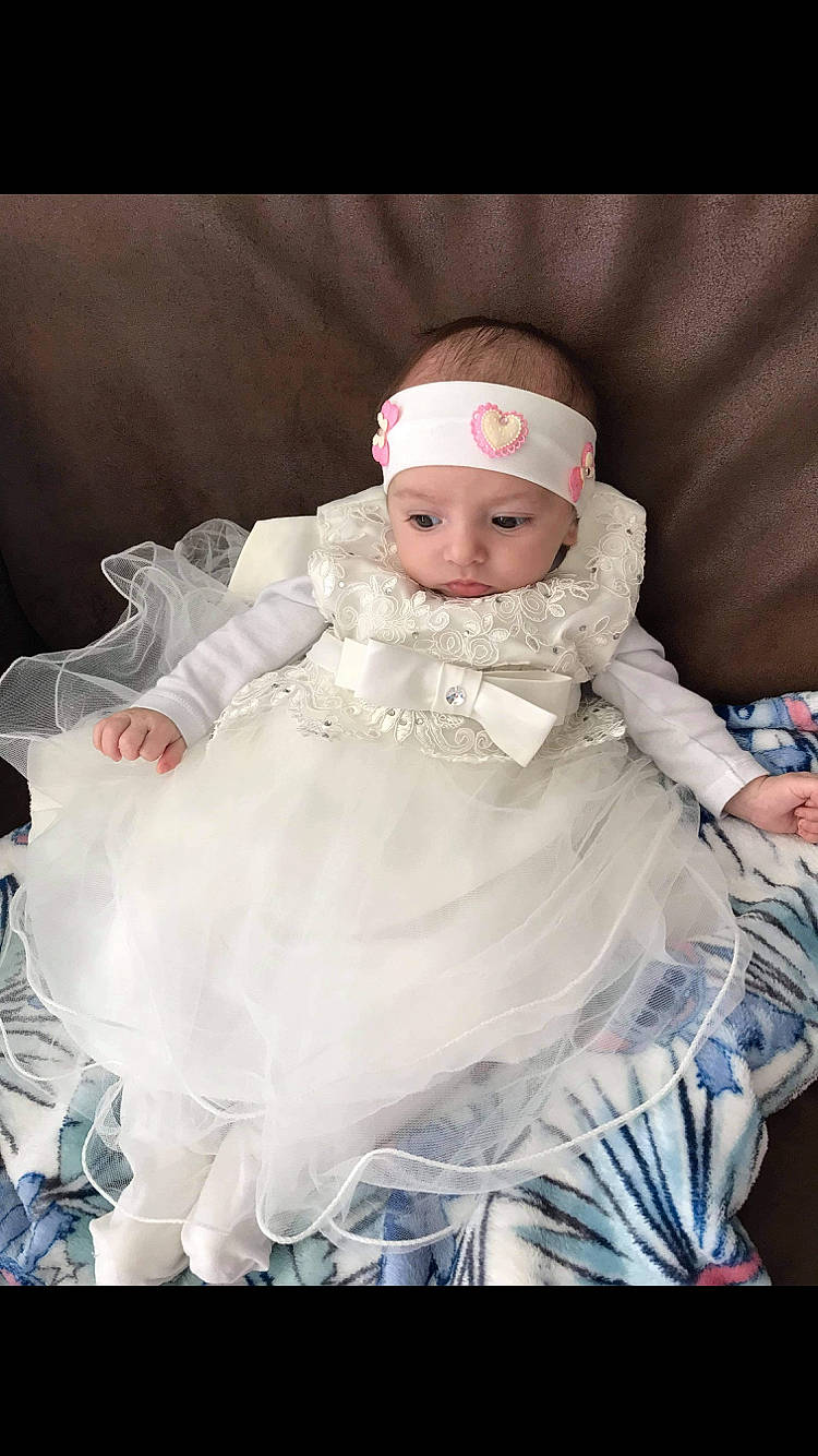 Hyliana participe au concours pour gagner de l'argent avec cette photo : baby, baby_toddler_clothing, cheek, child, costume, dress, embellishment, eye, face, fashion_accessory, fashion_design, flash_photography, fun, happy, headwear, peach, person, pink, portrait_photography, sitting