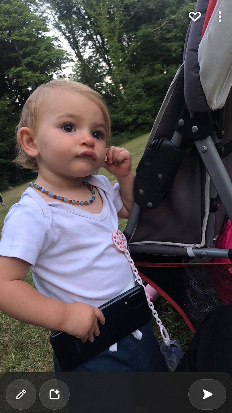 Hyliana a rejoint le concours — aidez-le/la à gagner de superbes lots ! baby, baby_carriage, baby_products, baby_toddler_clothing, blond, cheek, child, fun, grass, leaf, leisure, motor_vehicle, person, plant, product, recreation, sitting, skin, toddler, tree