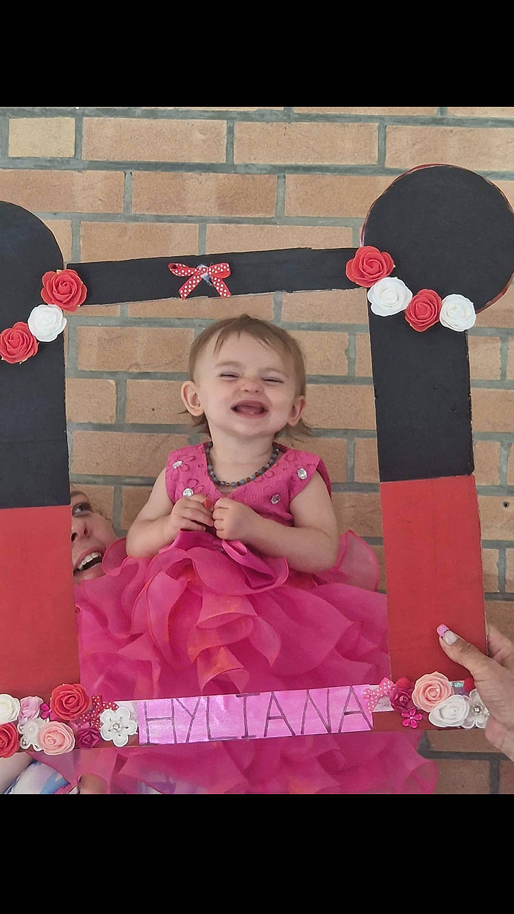 Hyliana participe au concours pour gagner de l'argent avec cette photo : baby, baby_toddler_clothing, balloon, child, dress, event, face, fun, happy, holiday, joy, magenta, party_supply, pattern, person, petal, pink, rectangle, red, sleeve