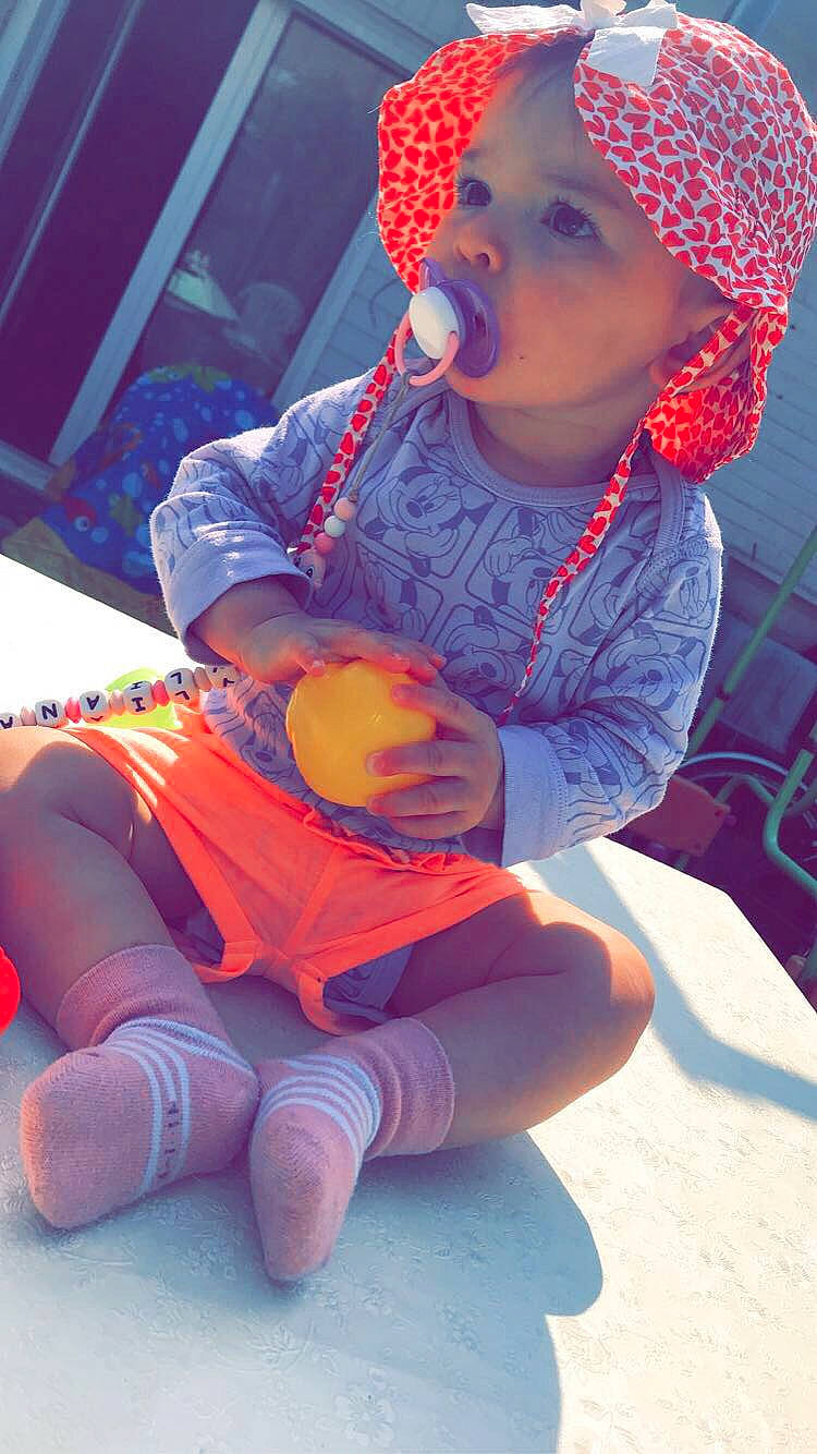 Hyliana a rejoint le concours — aidez-le/la à gagner de superbes lots ! baby, baby_toddler_clothing, cap, child, electric_blue, fun, happy, headwear, human, human_leg, knee, lap, leg, leisure, lip, mouth, orange, person, purple, red