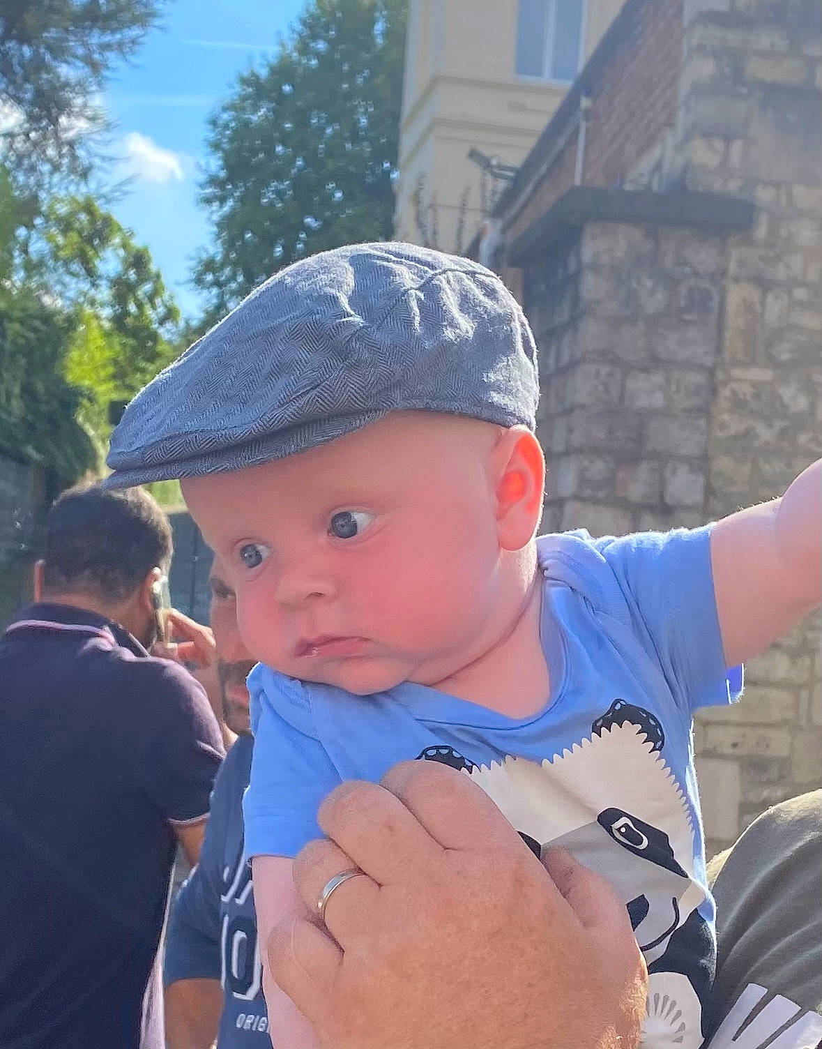 Evan participe au concours pour gagner de l'argent avec cette photo : baby, baseball_cap, cap, child, electric_blue, event, fashion_accessory, fun, gesture, hat, headwear, leisure, person, recreation, sky, t_shirt, thumb, toddler, tree, vacation