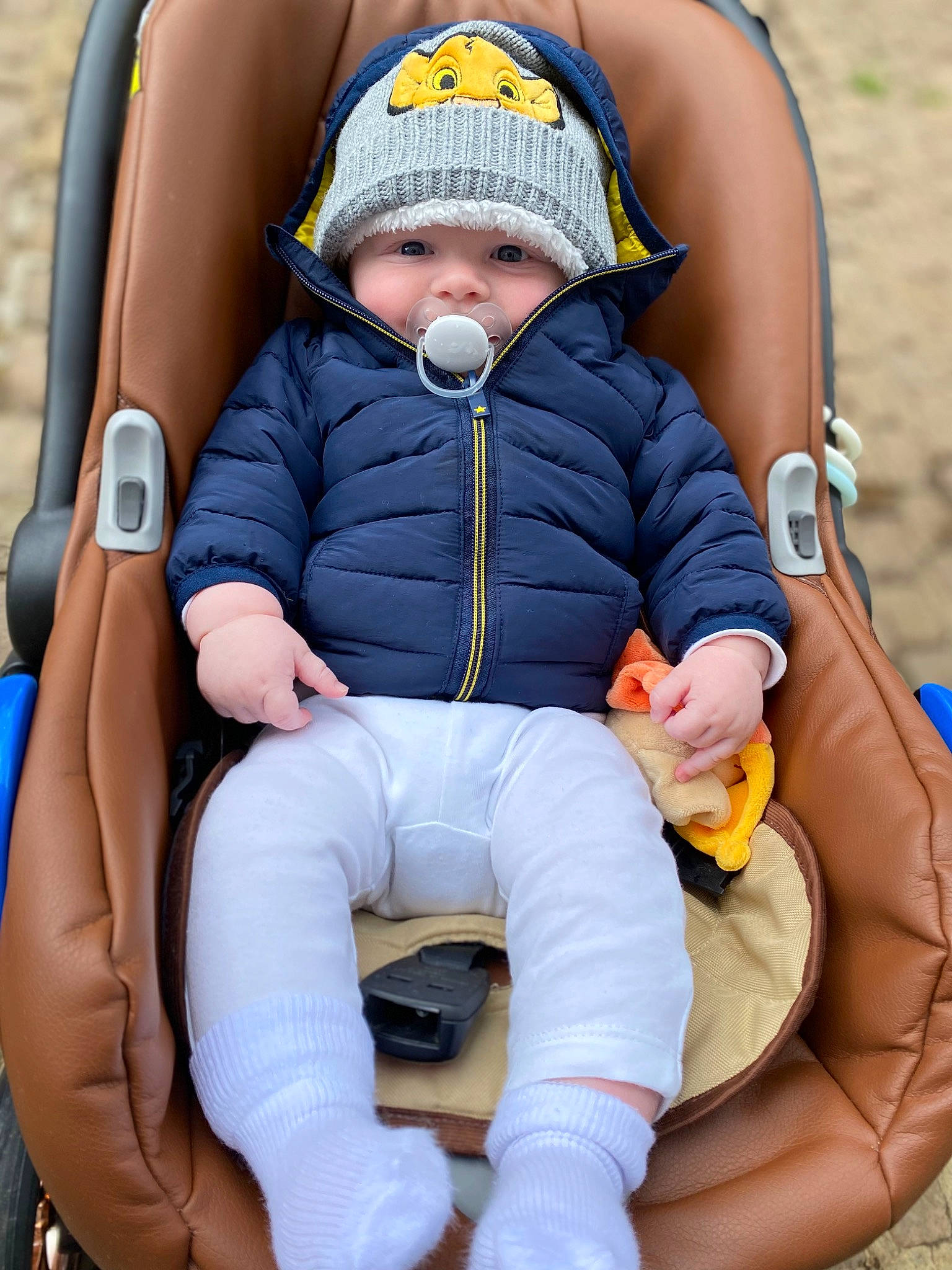 Evan a rejoint le concours — aidez-le/la à gagner de superbes lots ! baby, baby_carriage, baby_products, baby_safety, baby_sleeping, baby_toddler_clothing, chair, child, comfort, face, finger, fun, grass, headwear, lap, leisure, person, product, recreation, sitting