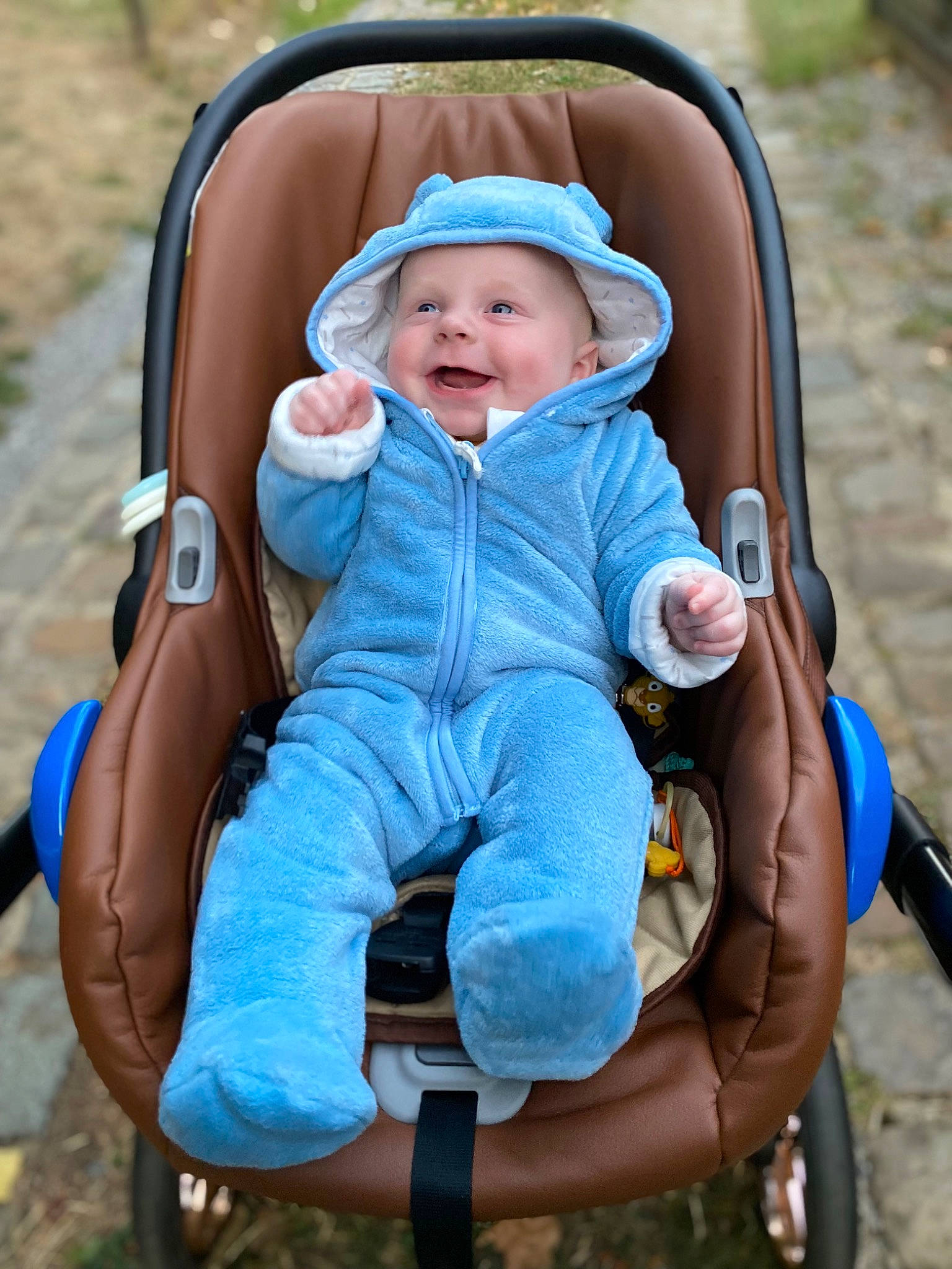 Evan a rejoint le concours — aidez-le/la à gagner de superbes lots ! baby, baby_carriage, baby_toddler_clothing, chair, comfort, face, facial_expression, fun, grass, headwear, human, leisure, mammal, people, person, public_space, recreation, skin, smile, summer