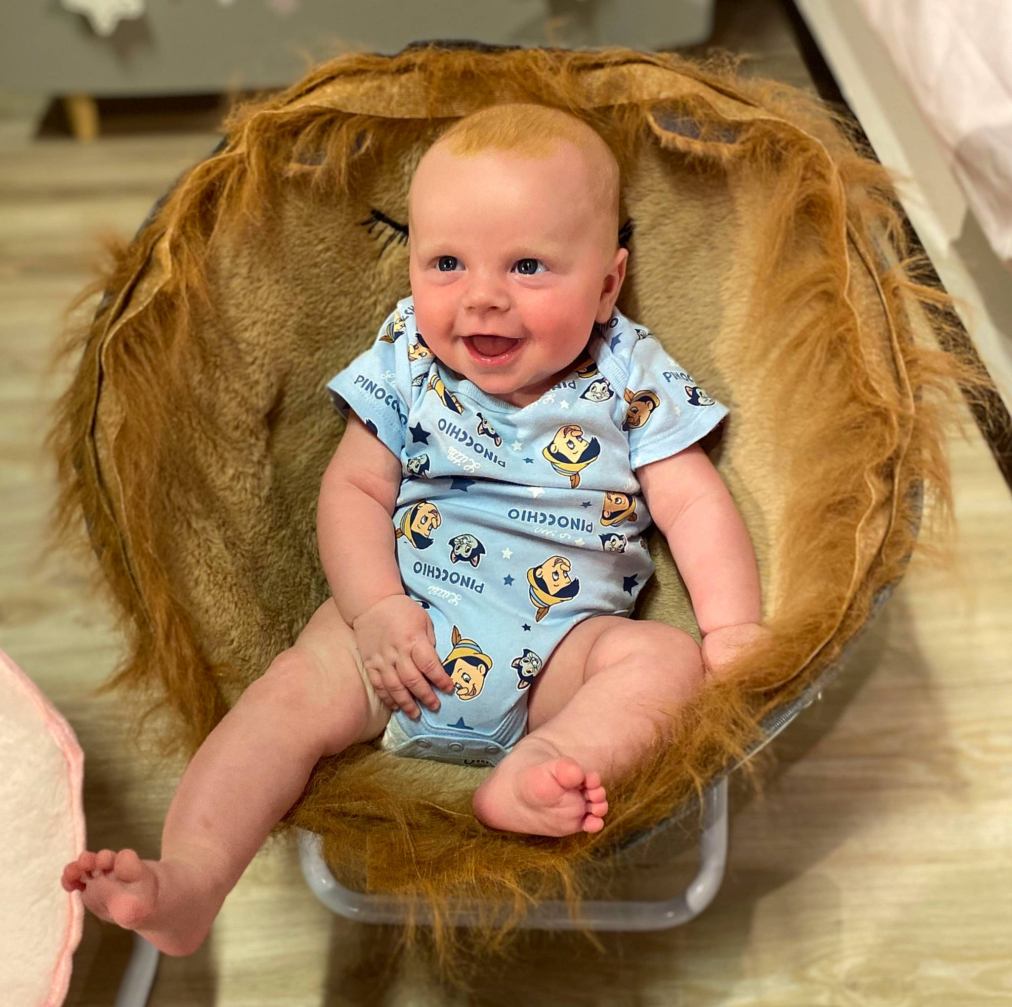 Evan a rejoint le concours — aidez-le/la à gagner de superbes lots ! baby, baby_toddler_clothing, blond, cheek, child, comfort, face, flooring, fun, happy, head, human_leg, iris, joy, person, sitting, skin, sleeve, smile, thigh