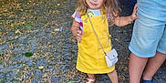 Zaya a rejoint le concours — aidez-le/la à gagner de superbes lots ! child, girl, yellow_dress, pink_sandals, cobblestone_path, dry_leaves, person, legs, denim_shorts, sandals, outdoor, daylight, tree, car, handbag, curly_hair, blue_eyes, holding_hand, nature, casual_clothing