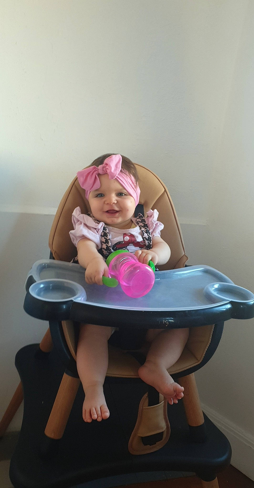 Naïa participe au concours pour gagner de l'argent avec cette photo : baby_toddler_clothing, chair, comfort, dress, eyewear, foot, fun, furniture, headwear, human_leg, knee, lap, leg, magenta, person, pink, purple, shoe, skin, smile