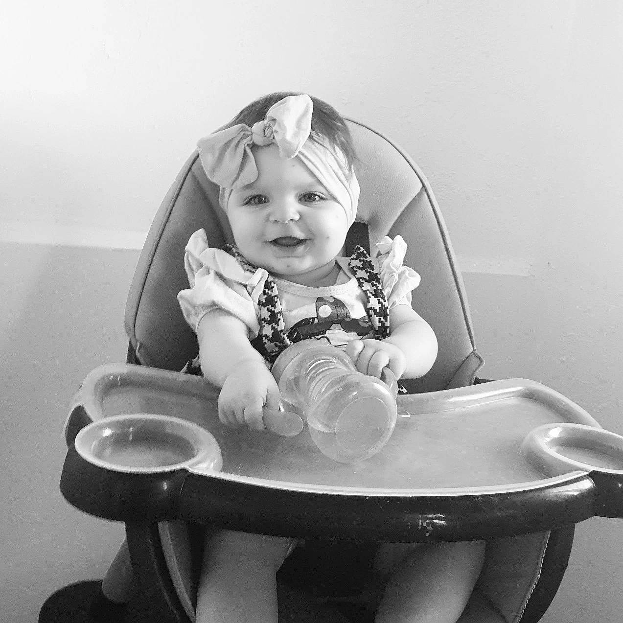 Naïa participe au concours pour gagner de l'argent avec cette photo : baby, baby_products, black_and_white, chair, child, comfort, flash_photography, fun, furniture, hand, happy, headwear, iris, monochrome, monochrome_photography, person, serveware, sitting, style, table