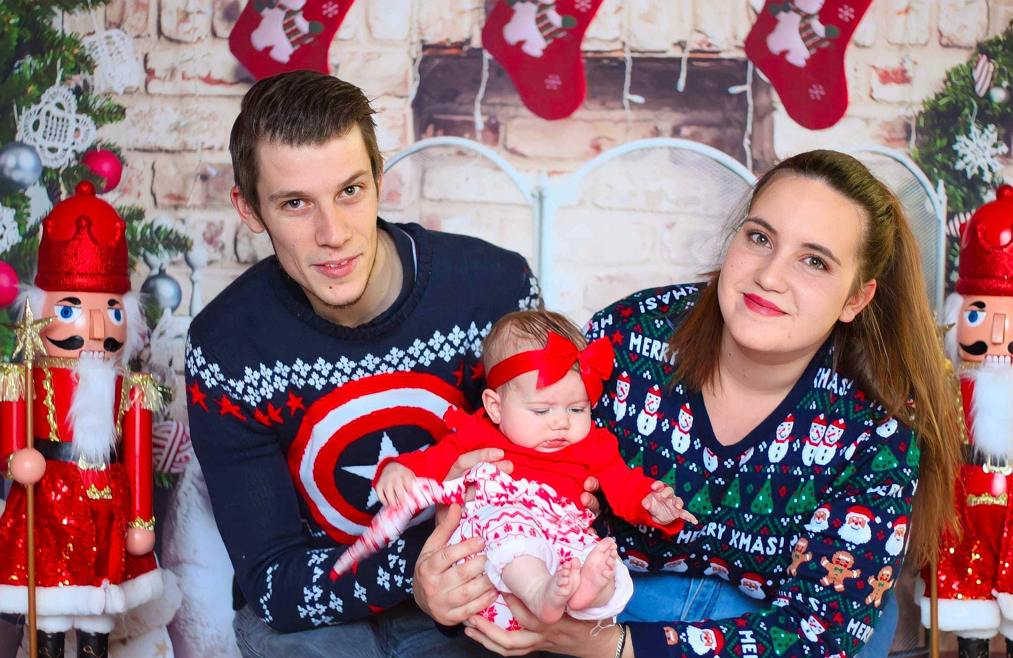 Eve participe au concours pour gagner de l'argent avec cette photo : baby, carmine, child, christmas, christmas_eve, christmas_ornament, event, family_taking_photos_together, fun, happy, hat, headwear, holiday, joy, lap, leisure, person, red, smile, t_shirt