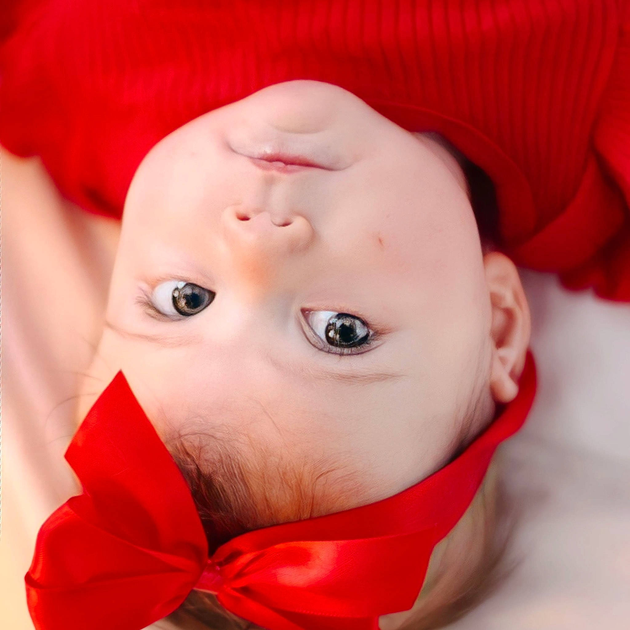 Eve a rejoint le concours — aidez-le/la à gagner de superbes lots ! baby, baby_toddler_clothing, cheek, close_up, eyebrow, eyelash, finger, happy, headwear, lip, mouth, nose, person, petal, pink, red, rose, rose_family, skin, textile