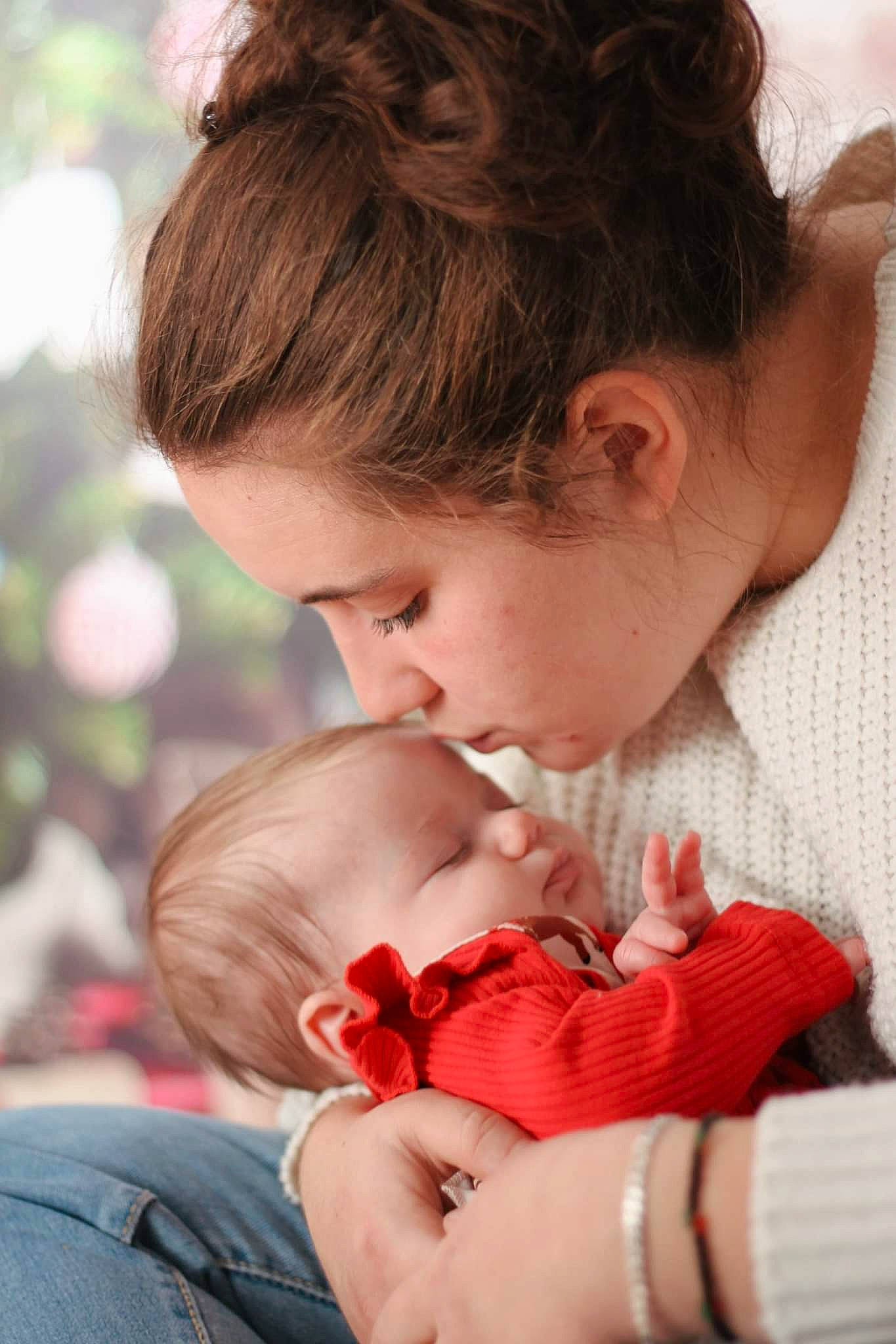 Eve a rejoint le concours — aidez-le/la à gagner de superbes lots ! baby, cheek, child, comfort, fun, gesture, hand, happy, hug, human, interaction, lip, love, people, people_in_nature, person, plant, sitting, skin, toddler
