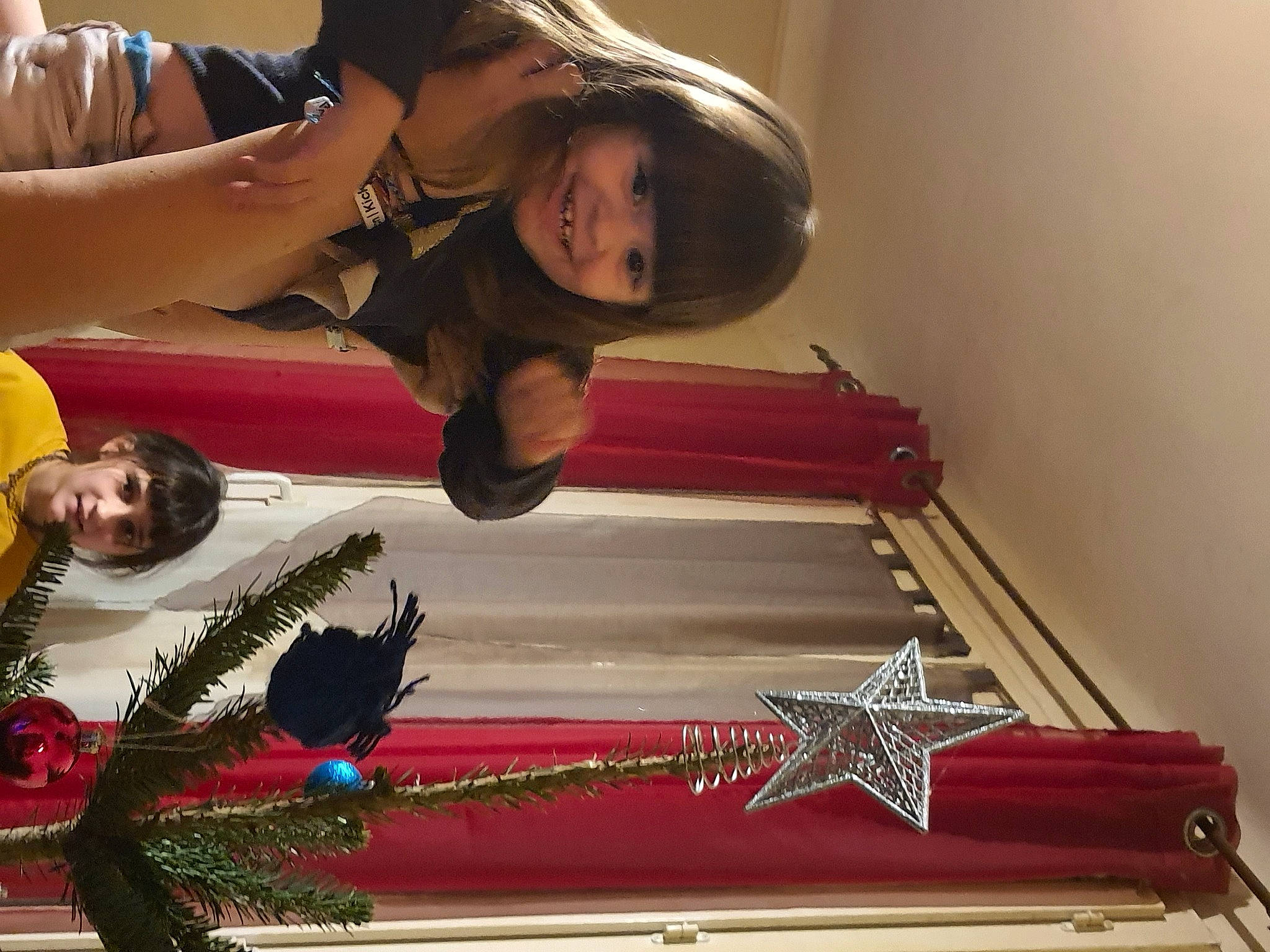 Aryzona a rejoint le concours — aidez-le/la à gagner de superbes lots ! black_hair, bracelet, happy, hardwood, head, interaction, joy, love, nose, person, temple, varnish