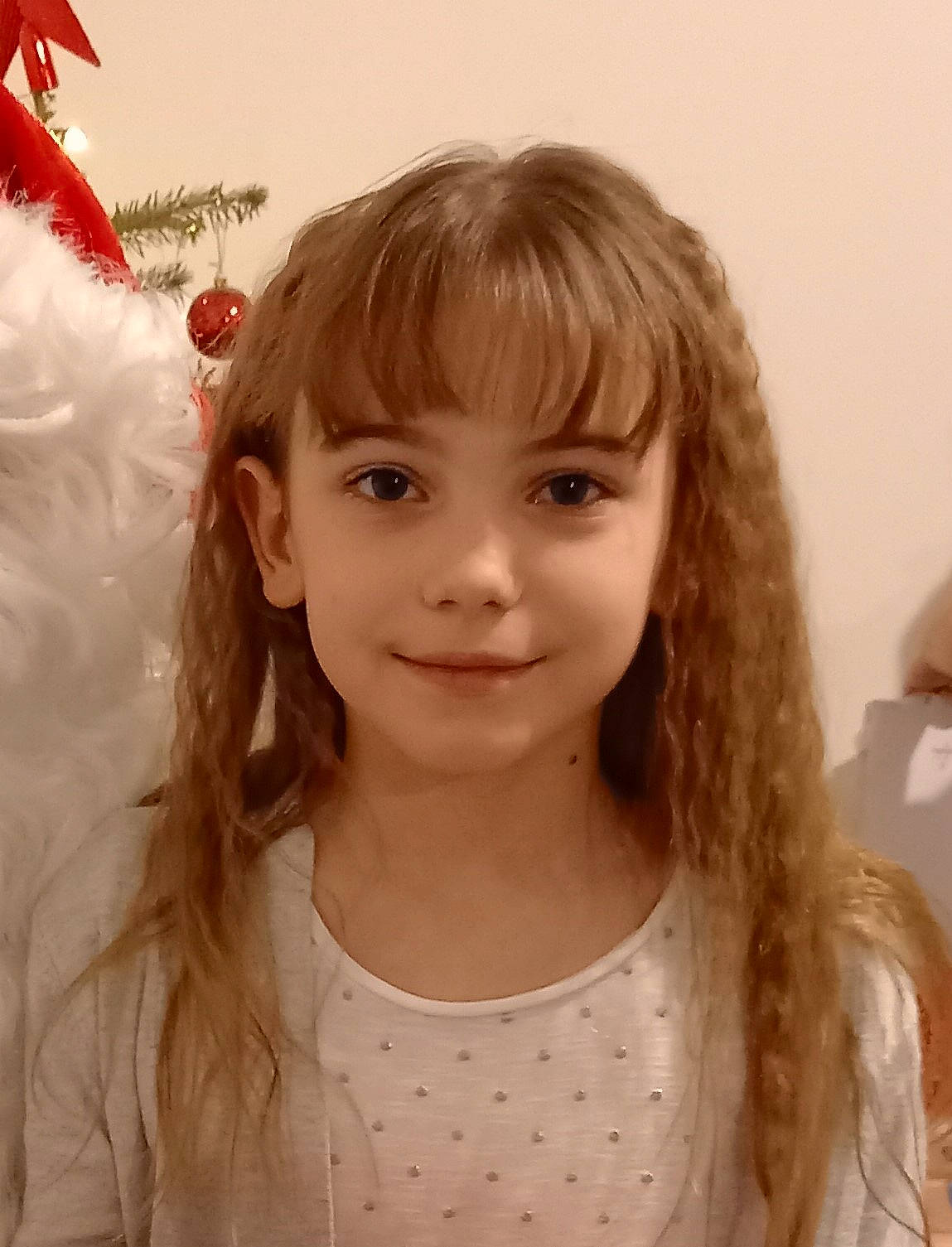 Lucye participe au concours pour gagner de l'argent avec cette photo : bangs, blond, brown_hair, child, costume_hat, event, eyebrow, eyelash, facial_expression, fashion_accessory, fur, hair_accessory, happy, headpiece, hime_cut, joy, layered_hair, lip, long_hair, ornament