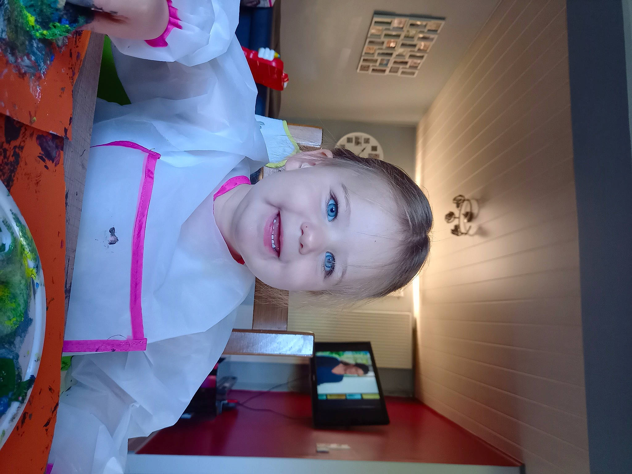 Lindsey a rejoint le concours — aidez-le/la à gagner de superbes lots ! baby, blurred, child, electric_blue, fun, happy, hat, house, joy, leisure, magenta, mouth, nose, person, plant, play, room, smile, table, toddler