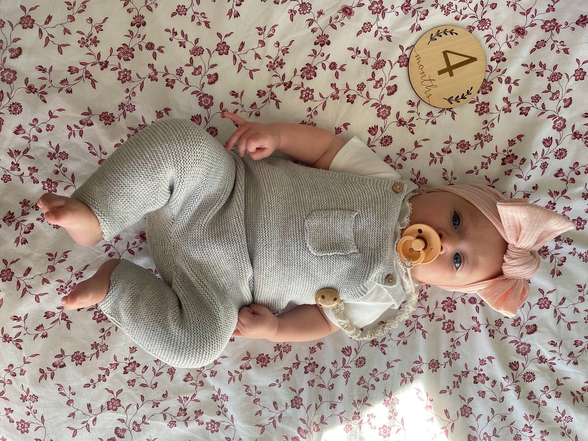 Hope a rejoint le concours — aidez-le/la à gagner de superbes lots ! baby, baby_products, baby_toddler_clothing, baby_toys, child, comfort, fashion_accessory, fawn, headwear, linens, mammal, pattern, person, plush, skin, sleeve, stuffed_toy, toddler, toy, vertebrate