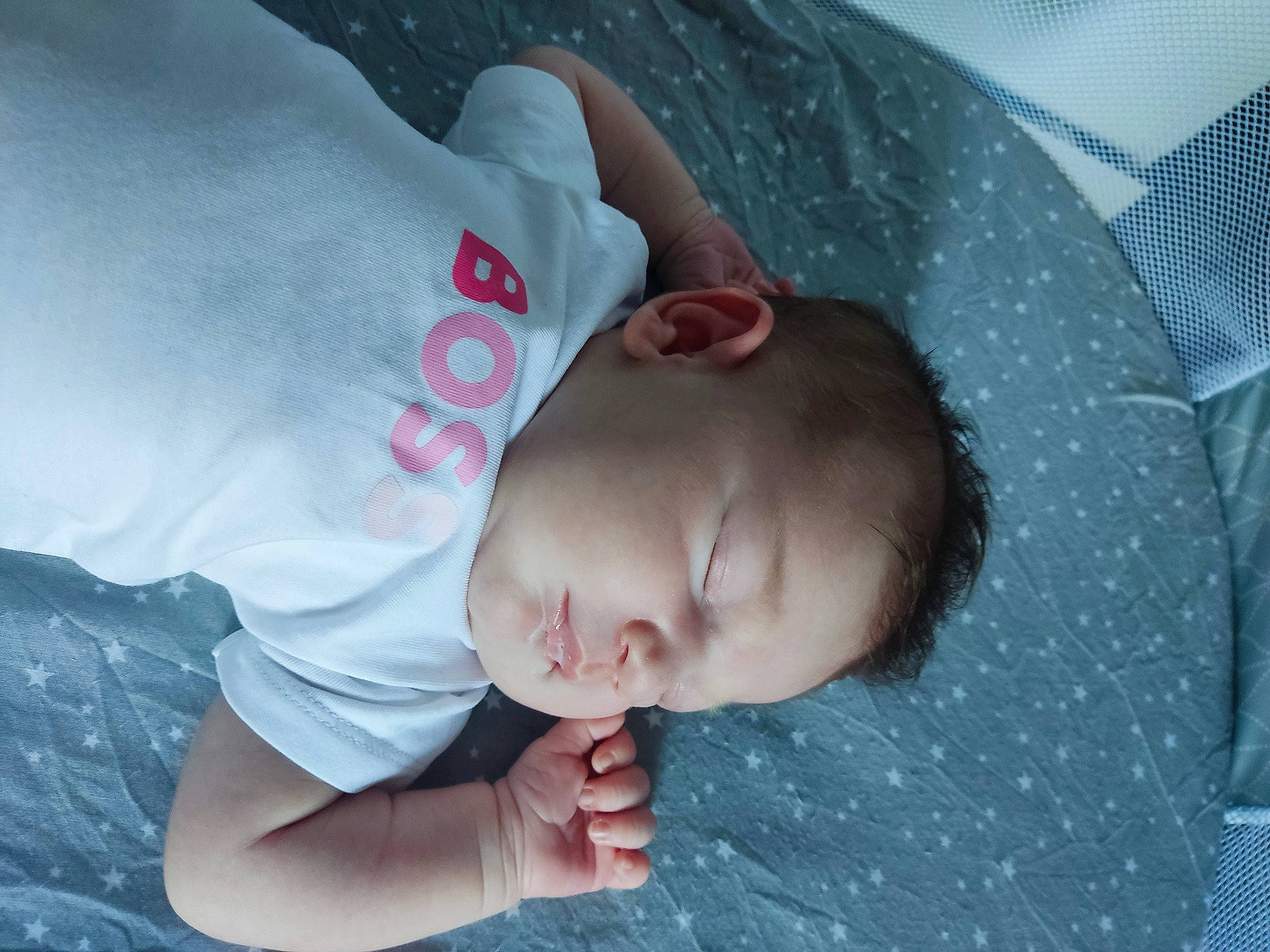 Zoé a rejoint le concours — aidez-le/la à gagner de superbes lots ! baby, baby_products, baby_sleeping, baby_toddler_clothing, bedtime, cheek, child, comfort, grass, happy, linens, mouth, nap, person, skin, sleep, sleeve, t_shirt, textile, toddler