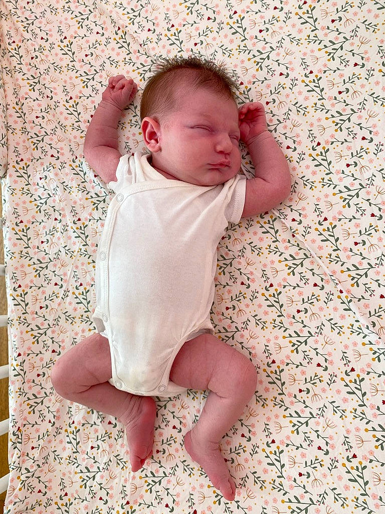 Zoé participe au concours pour gagner de l'argent avec cette photo : baby, baby_toddler_clothing, barefoot, child, comfort, elbow, finger, foot, gesture, human_leg, linens, nail, pattern, person, pink, sitting, skin, sleeve, thigh, thumb