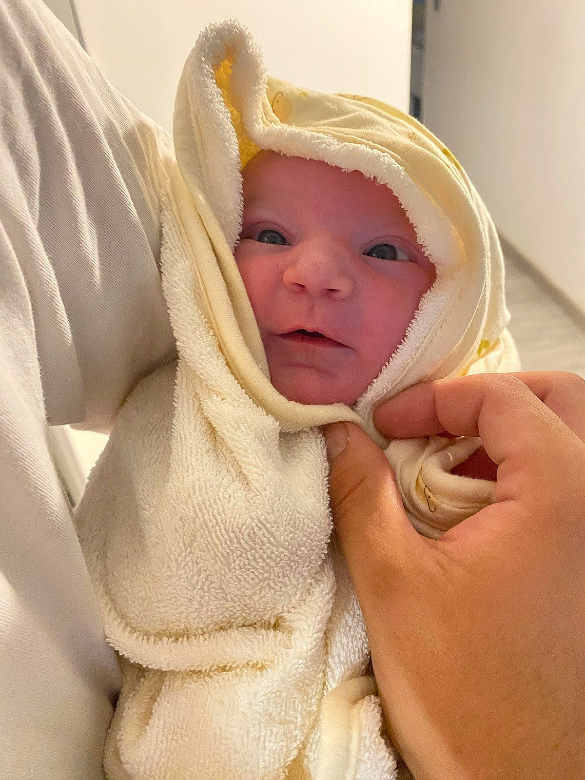 Zoé a rejoint le concours — aidez-le/la à gagner de superbes lots ! baby, baby_products, baby_safety, baby_sleeping, baby_toddler_clothing, cheek, child, comfort, eyelash, fashion_accessory, finger, gesture, happy, headwear, linens, person, skin, sleeve, thumb, toddler