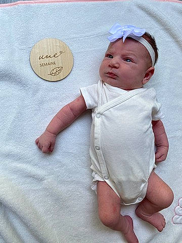 Zoé a rejoint le concours — aidez-le/la à gagner de superbes lots ! baby, baby_products, baby_toddler_clothing, cap, cheek, child, comfort, gesture, hand, handwriting, happy, hat, linens, pattern, peach, person, skin, sleeve, t_shirt, thumb