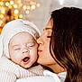Charlotte a rejoint le concours — aidez-le/la à gagner de superbes lots ! baby, woman, kiss, yawning, knitted_hat, cozy_clothing, closeup, portrait, warm_lighting, bokeh, indoor, love, affection, tenderness, family, mother, child, cute, sleepy, intimate