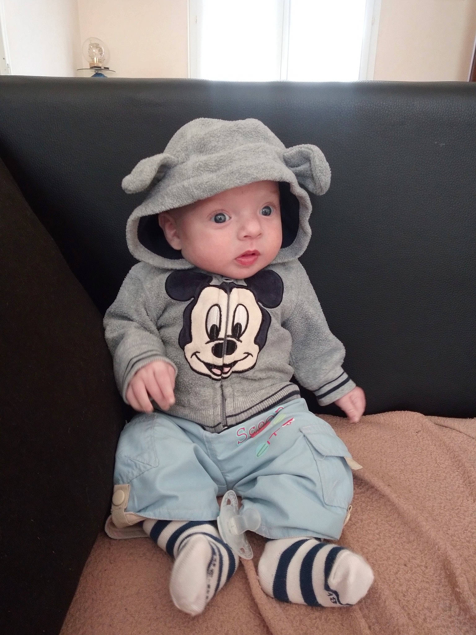 évan a rejoint le concours — aidez-le/la à gagner de superbes lots ! baby, baby_toddler_clothing, cheek, child, cool, hat, head, headgear, headwear, person, sitting, skin, sleeve, t_shirt, toddler