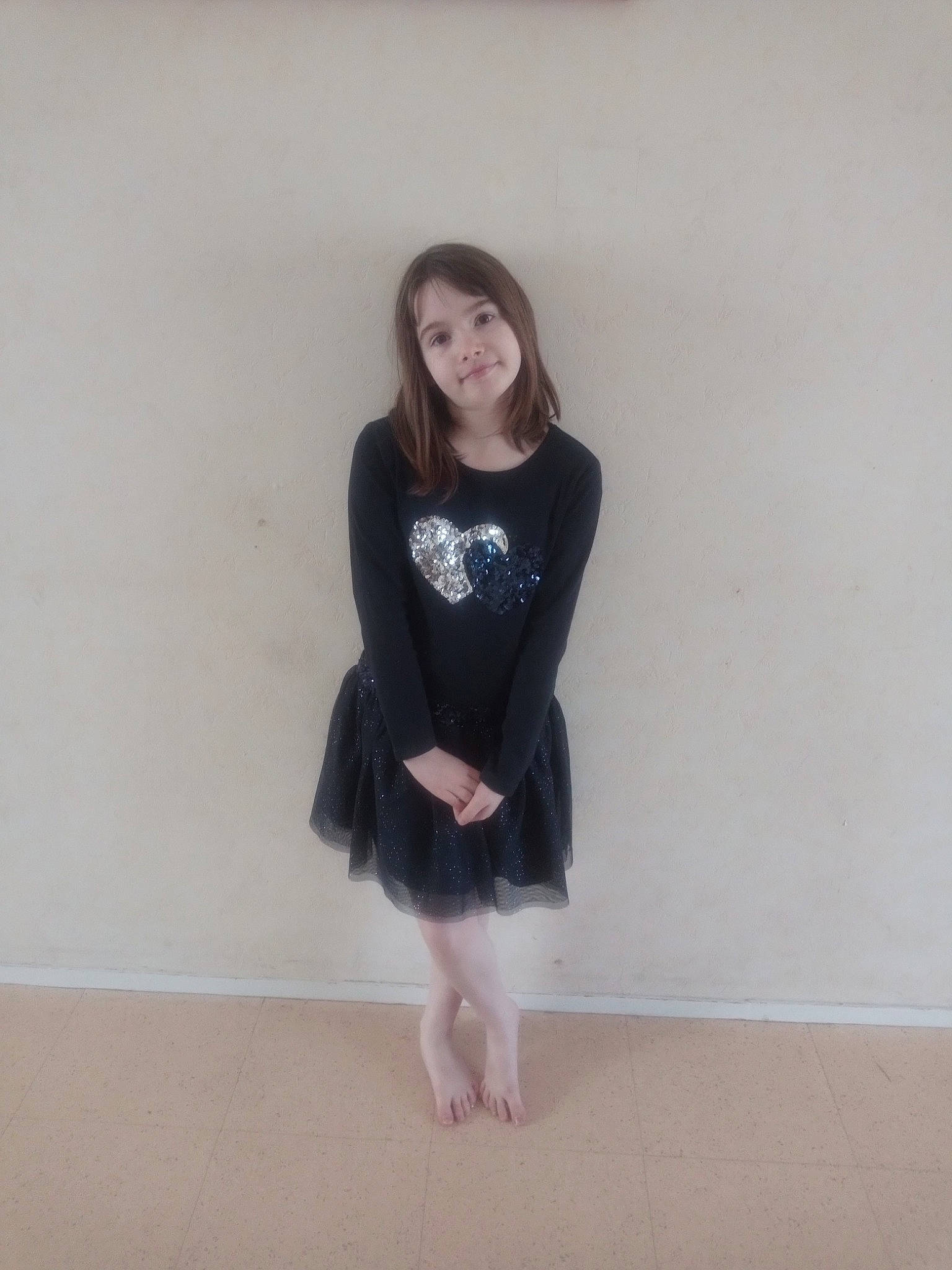 émilie participe au concours pour gagner de l'argent avec cette photo : black, clothing, costume, dress, fashion, footwear, formal_wear, joy, knee, leg, little_black_dress, long_hair, person, photography, shoe, sleeve, snapshot, t_shirt, tights, white