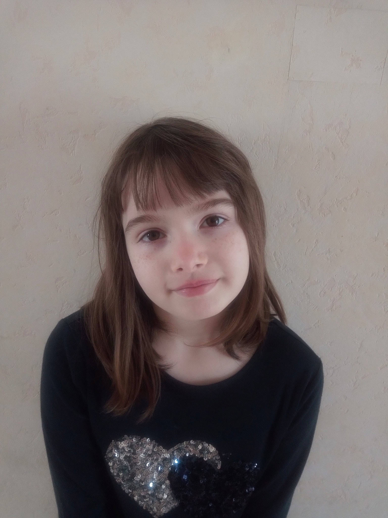 émilie participe au concours pour gagner de l'argent avec cette photo : bangs, beauty, black_hair, brown_hair, cheek, chin, eye, eyebrow, face, forehead, hair, hairstyle, head, jaw, joy, lip, long_hair, mouth, neck, nose