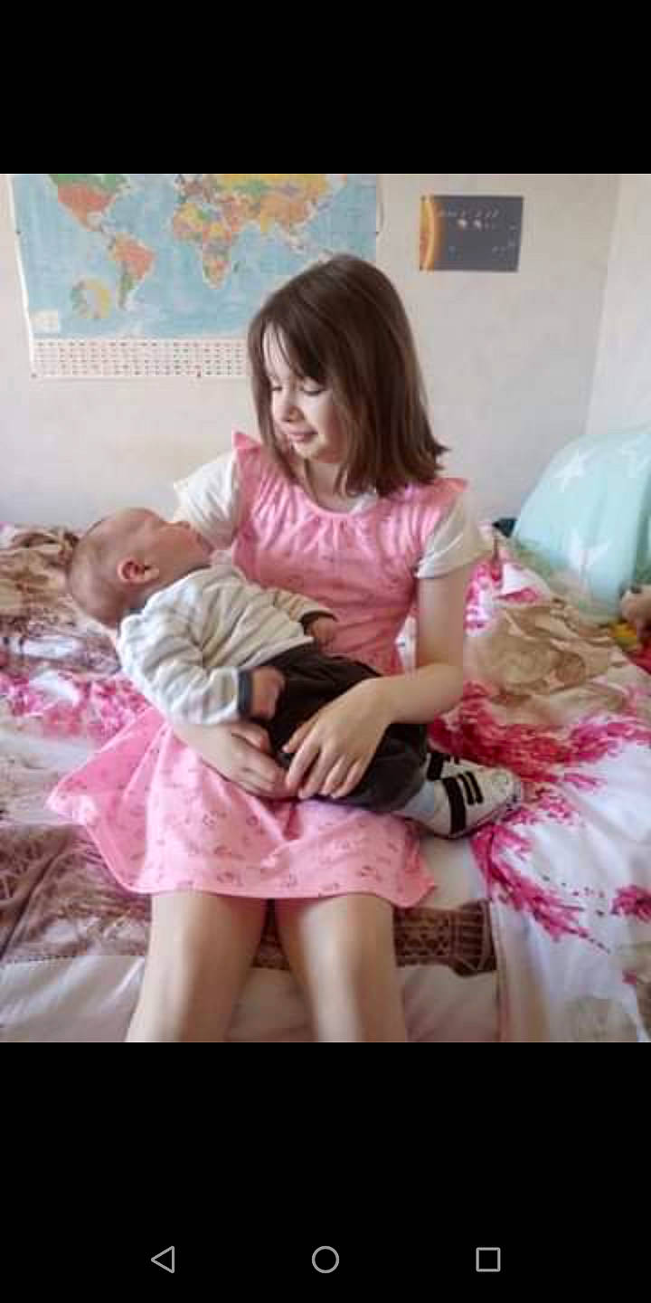 émilie a rejoint le concours — aidez-le/la à gagner de superbes lots ! baby, cheek, child, dress, furniture, leg, person, pink, room, sitting, textile, thigh, toddler