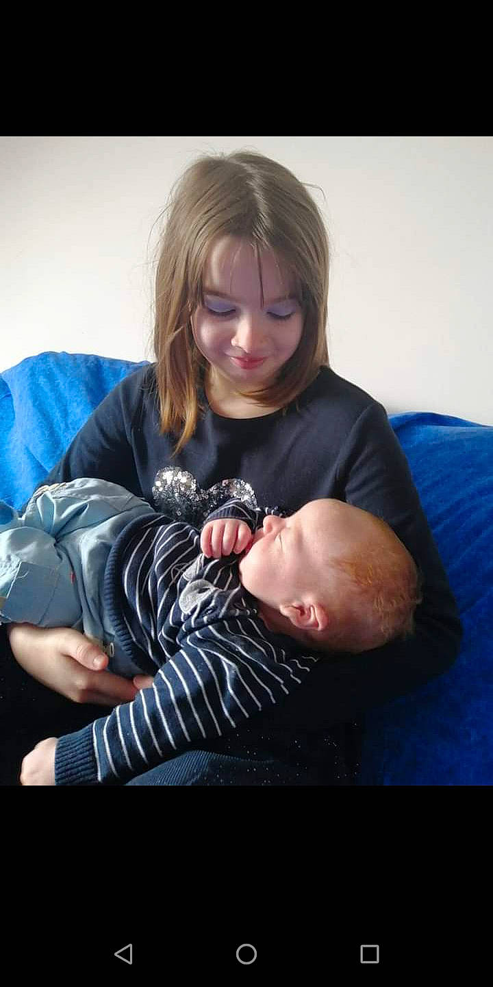 émilie participe au concours pour gagner de l'argent avec cette photo : arm, baby, blond, child, finger, joy, leg, person, sitting, toddler