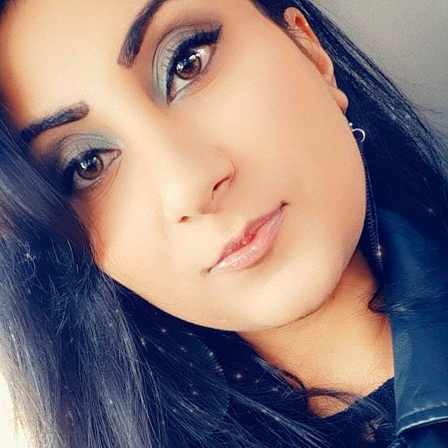 Kayna a rejoint le concours — aidez-le/la à gagner de superbes lots ! beauty, black_hair, blue, cheek, chin, cool, eye, eyebrow, eyelash, face, forehead, hair, hairstyle, head, jaw, lip, nose, person, pink, selfie