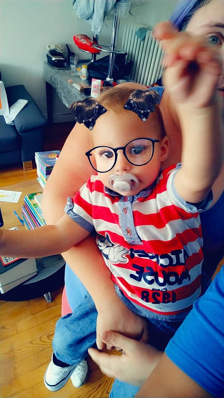Emiliano a rejoint le concours — aidez-le/la à gagner de superbes lots ! arm, child, cool, eyewear, finger, forehead, fun, gesture, glasses, hand, person, photography, selfie, toddler, vacation, vision_care