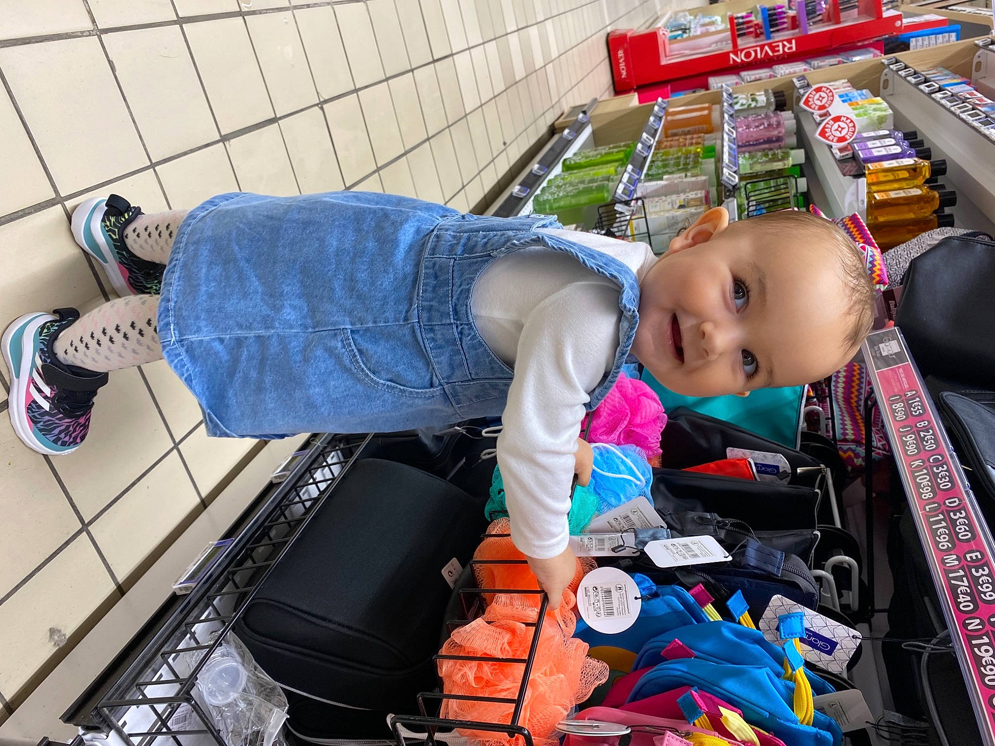 Melina a rejoint le concours — aidez-le/la à gagner de superbes lots ! baby, baby_carriage, baby_products, backpack, bag, baggage, child, convenience_store, electric_blue, fun, joy, leisure, luggage_and_bags, motor_vehicle, person, public_space, shopping, shopping_cart, sneakers, textile
