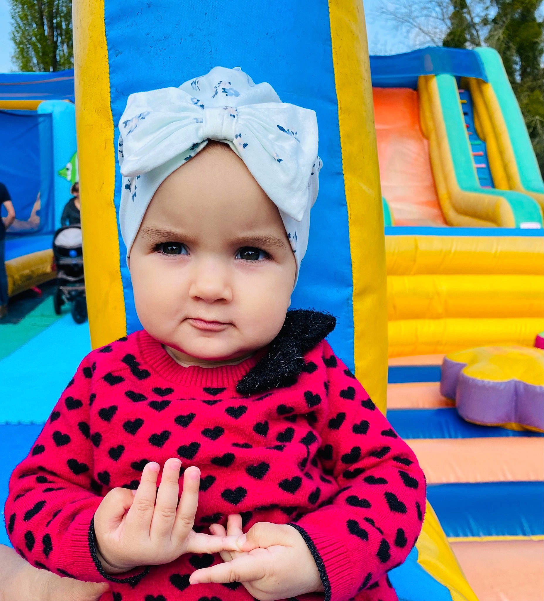 Melina a rejoint le concours — aidez-le/la à gagner de superbes lots ! aqua, azure, baby_toddler_clothing, beauty, blue, cap, child, fun, happy, headgear, headwear, leisure, person, photograph, pink, playground, recreation, red, sleeve, snapshot