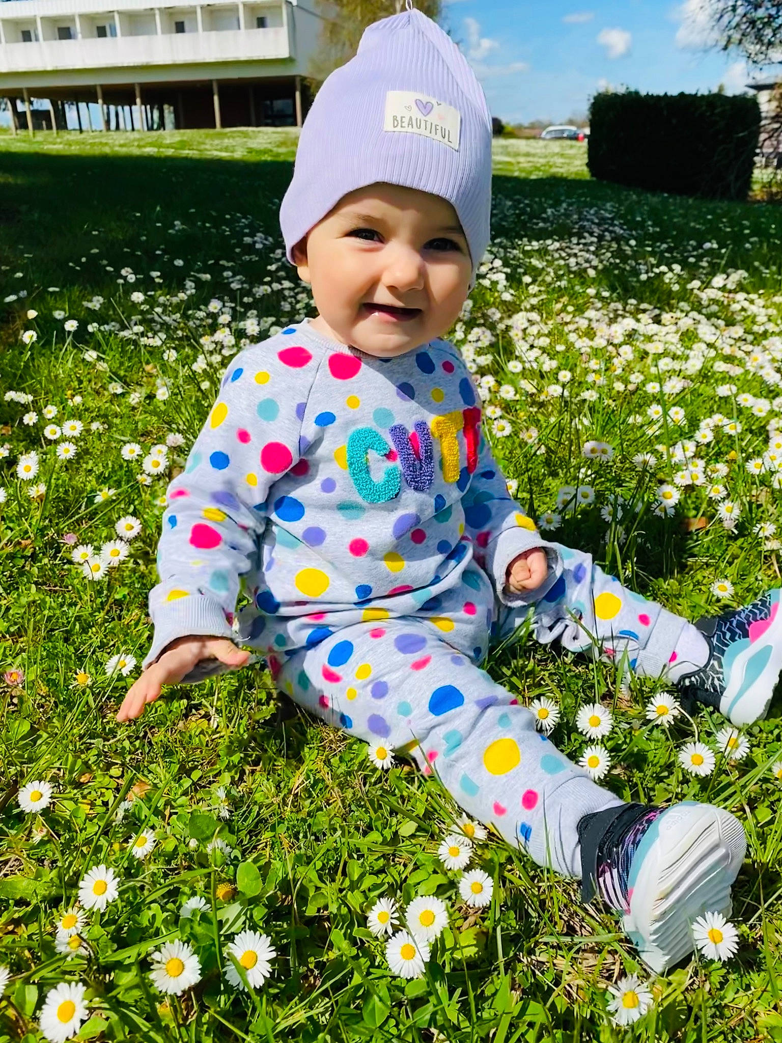 Melina participe au concours pour gagner de l'argent avec cette photo : baby_toddler_clothing, blue, botany, cap, facial_expression, flower, grass, green, happy, headwear, joy, leaf, morning, people_in_nature, person, petal, photograph, plant, sleeve, smile