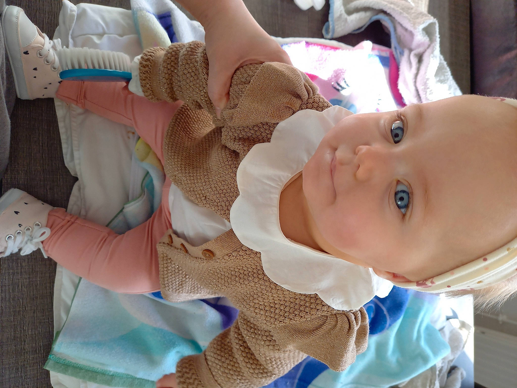 Krystal a rejoint le concours — aidez-le/la à gagner de superbes lots ! arm, baby, baby_toddler_clothing, cheek, child, comfort, eye, eyelash, hairstyle, hand, head, human_body, mouth, pattern, person, pink, skin, textile, thigh, toddler