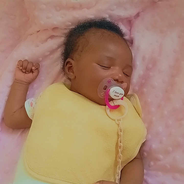 Mariam participe au concours pour gagner de l'argent avec cette photo : baby, bed, blanket, bodypart, crib, cushion, face, finger, furniture, hand, happy, head, homedecor, infantbed, newborn, person, photography, portrait, sleeping, yawning