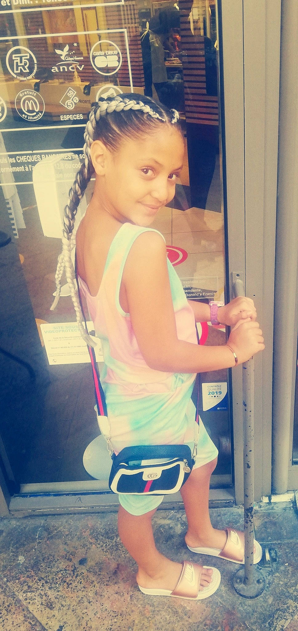 Manelle a rejoint le concours — aidez-le/la à gagner de superbes lots ! active_tank, fashion, flash_photography, hair, hairstyle, hand, happy, human_body, joint, joy, knee, leg, muscle, neck, person, photograph, shorts, shoulder, skin, smile