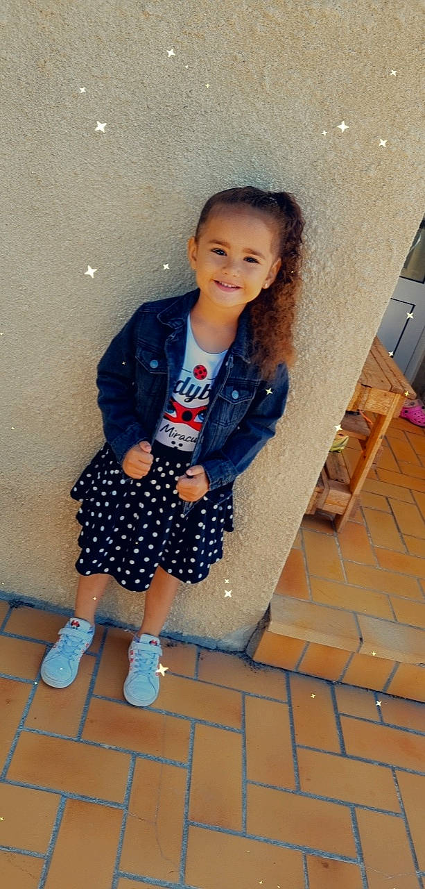 Yléana participe au concours pour gagner de l'argent avec cette photo : denim, electric_blue, fashion_design, flooring, hair, happy, head, human_body, joint, joy, knee, pattern, person, plaid, school_uniform, shorts, sleeve, sock, standing, street_fashion