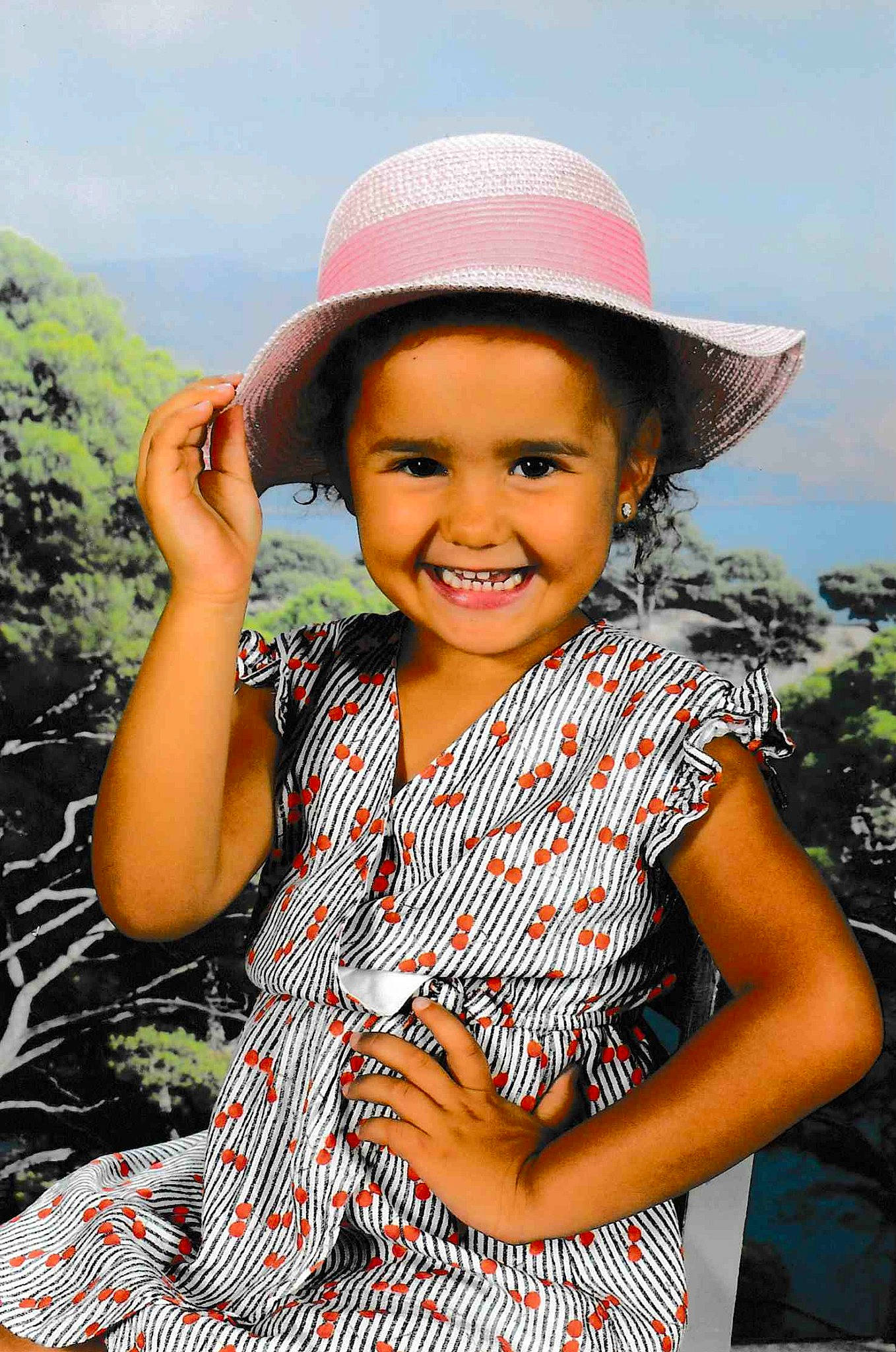 Yléana participe au concours pour gagner de l'argent avec cette photo : chin, cool, flash_photography, fun, grass, happy, hat, joy, leisure, lip, neck, people, people_in_nature, person, pink, skin, sky, smile, sun_hat, toddler