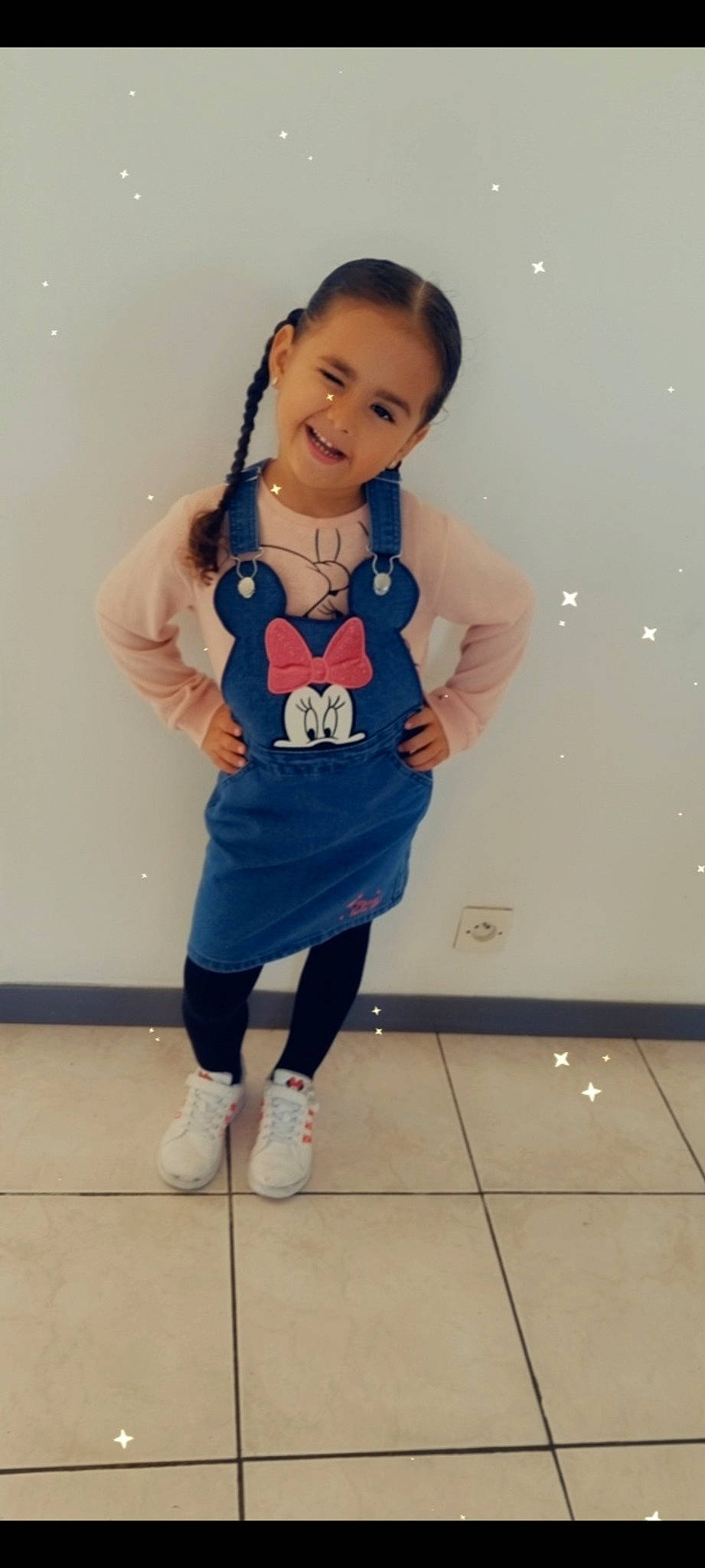Yléana a rejoint le concours — aidez-le/la à gagner de superbes lots ! baby_toddler_clothing, denim, dress, eye, face, flooring, footwear, hairstyle, happy, human_body, joint, joy, knee, leg, person, shoulder, sleeve, street_fashion, t_shirt, thigh