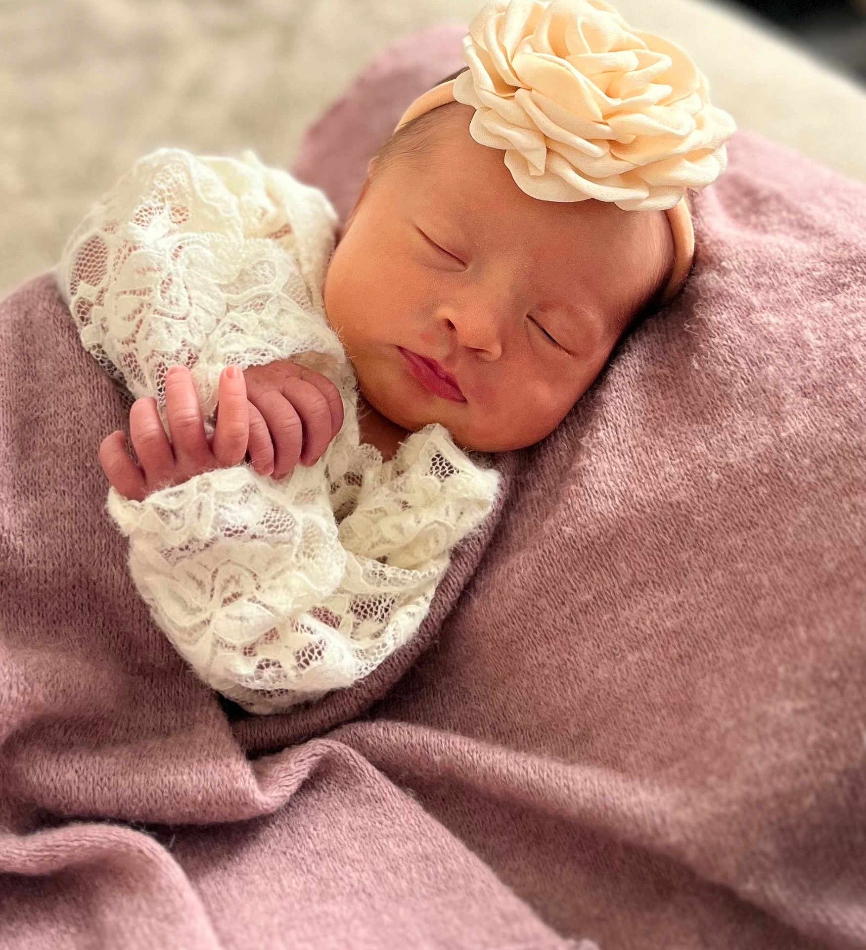 Maëlya participe au concours pour gagner de l'argent avec cette photo : newborn, baby, sleeping, lace, headband, flower, blanket, soft_texture, peaceful, portrait, infant, cute, closeup, wrapped, delicate, hands, face, cozy, resting, indoors