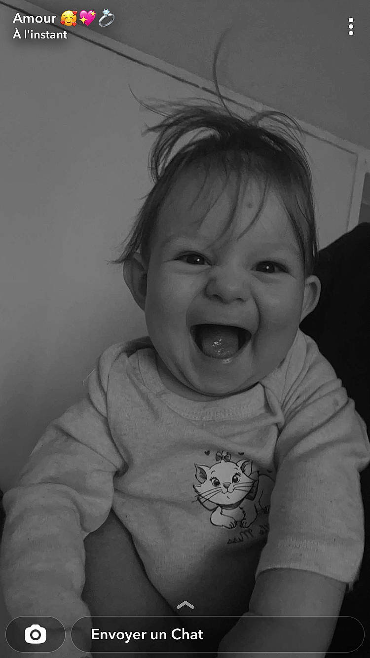 Marie participe au concours pour gagner de l'argent avec cette photo : baby, baby_toddler_clothing, cheek, ear, eye, face, flash_photography, gesture, hand, happy, human_body, iris, lip, mouth, neck, nose, person, shoulder, skin, sleeve