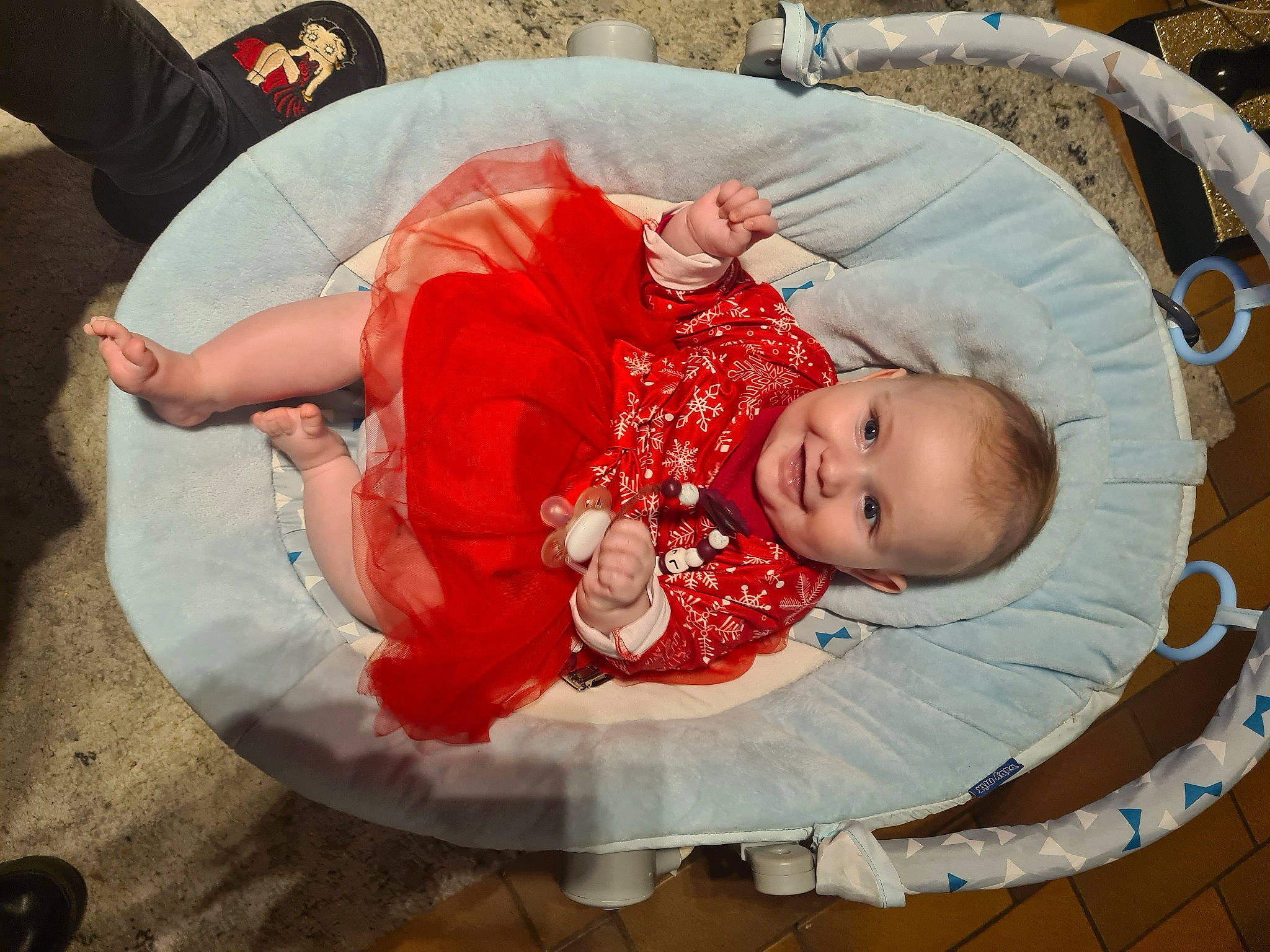 Lya participe au concours pour gagner de l'argent avec cette photo : baby, baby_products, baby_toddler_clothing, child, circle, comfort, event, fun, happy, joy, lap, leisure, linens, pattern, person, product, room, sitting, textile, toddler