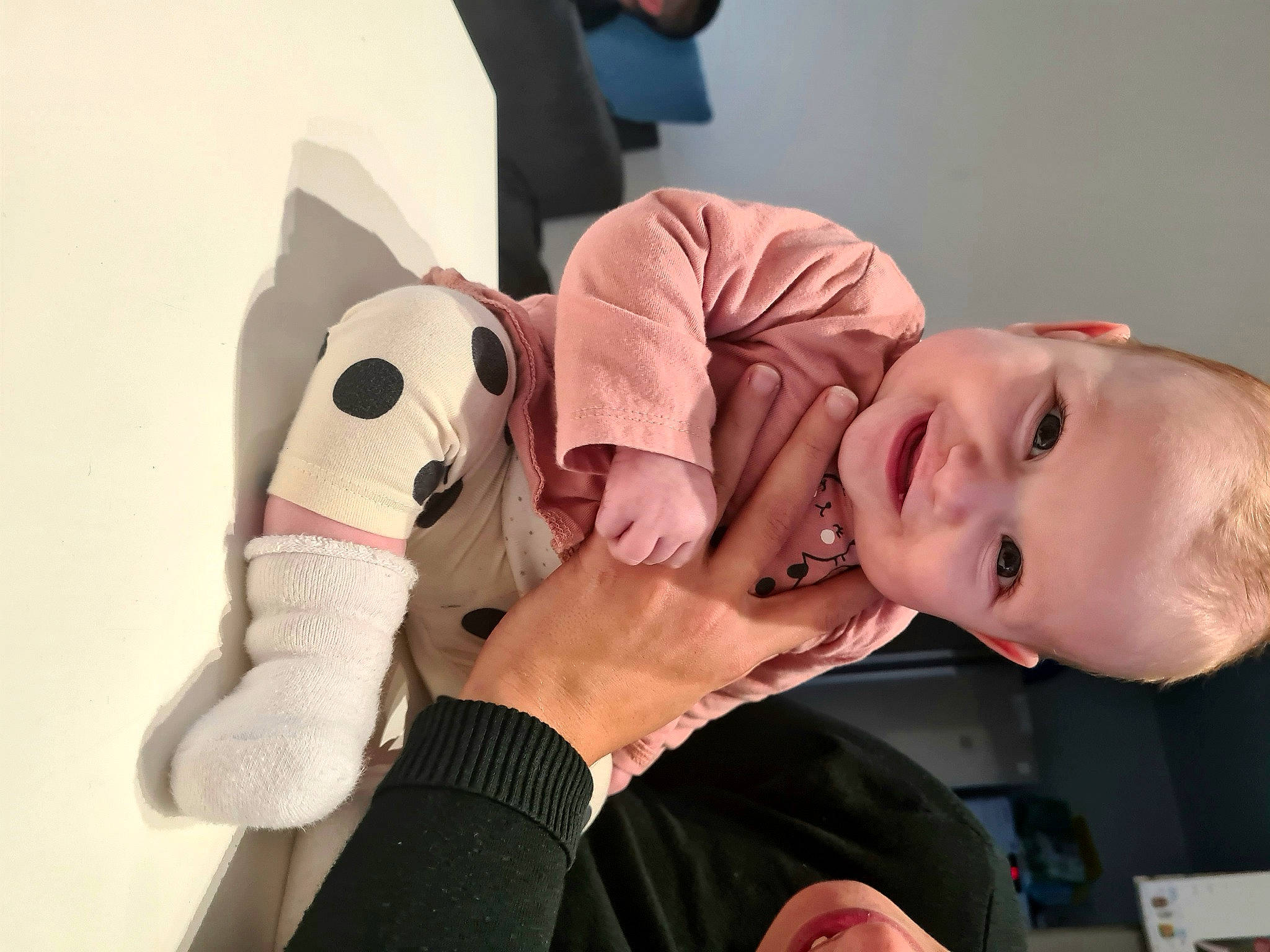 Lya a rejoint le concours — aidez-le/la à gagner de superbes lots ! cheek, child, comfort, ear, eyelash, finger, fun, gesture, hairstyle, hand, happy, human_body, lip, mouth, neck, nose, person, skin, thumb, toddler